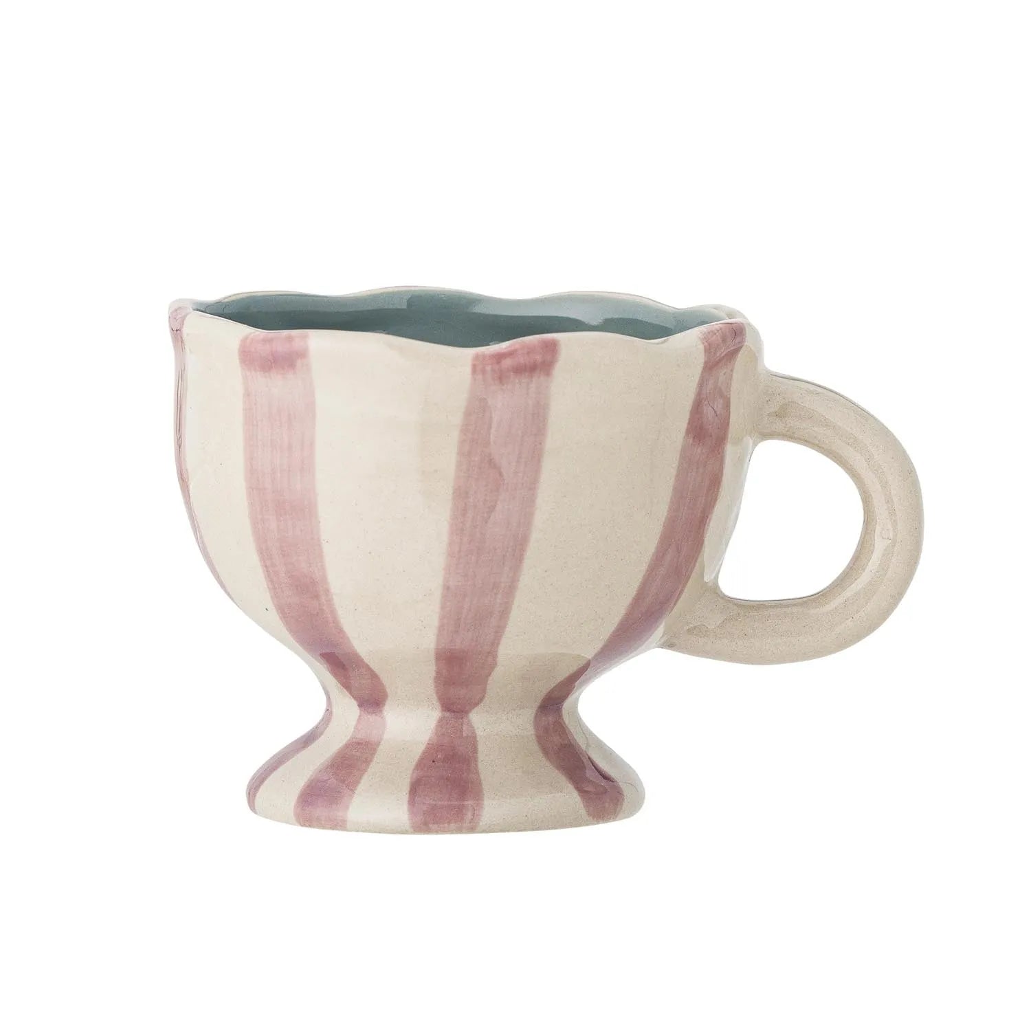 Die Willa Tasse von Bloomingville: Elegantes Steingut mit rosa Streifen, ideal für Kaffee oder Tee. Einzigartiges Design für jeden Tisch.