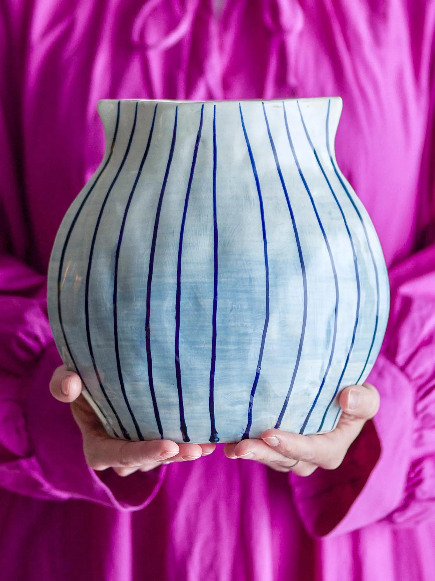 Die Esra Vase von Bloomingville vereint skandinavische Eleganz mit handgemalten blauen Streifen auf robustem Steingut.