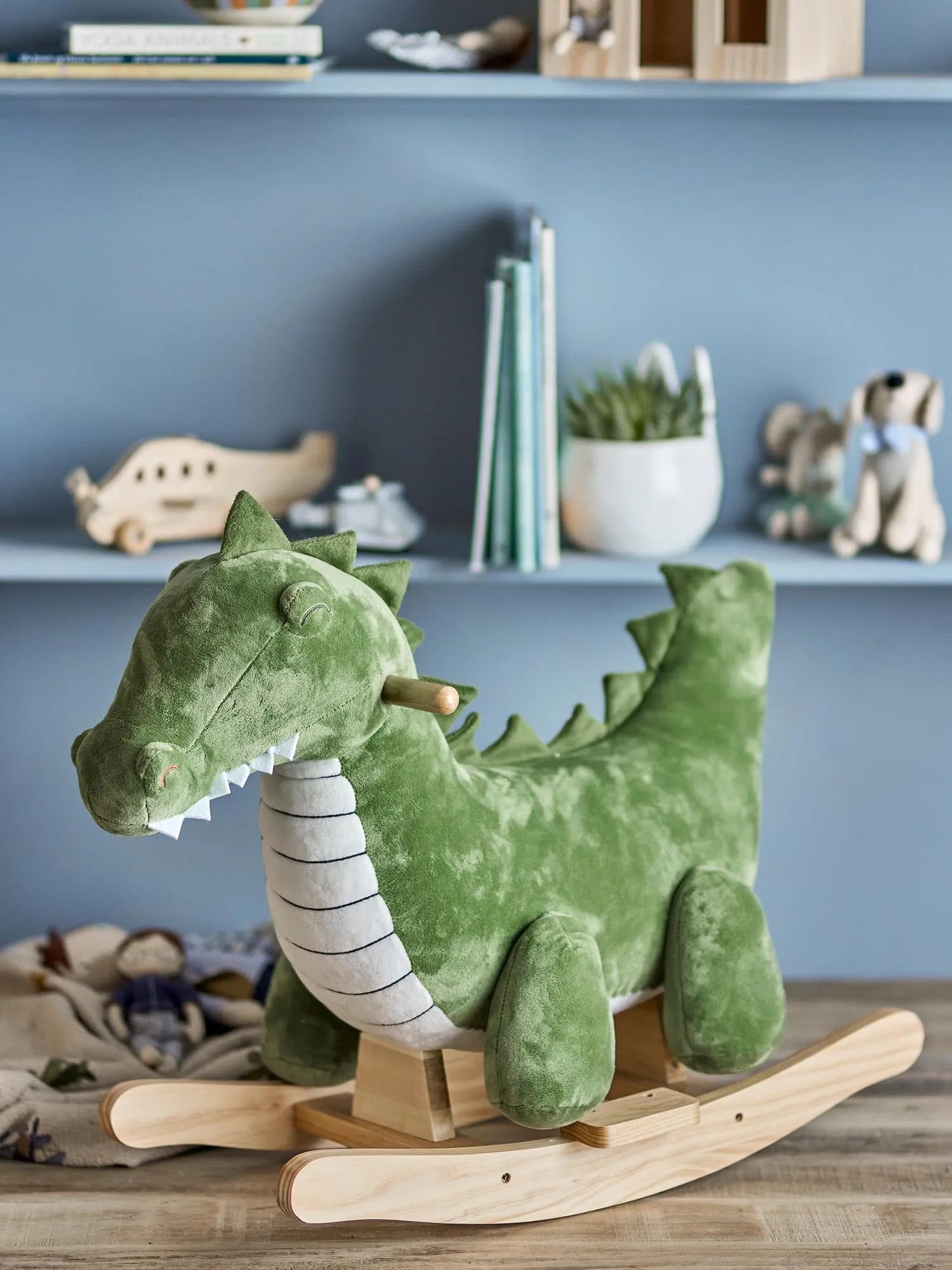 Arnie Rocking Toy, Crocodile, Grün, Polyester in Grün präsentiert im Onlineshop von KAQTU Design AG. Spielzeug ist von Bloomingville Mini