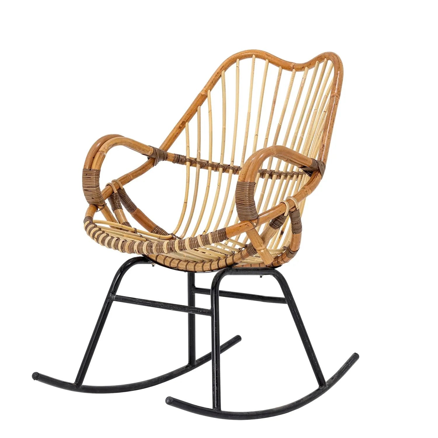 Eleganter Rattan-Schaukelstuhl von Bloomingville: skandinavisches Design, ergonomisch, langlebig, mit stabilem Metallrahmen.