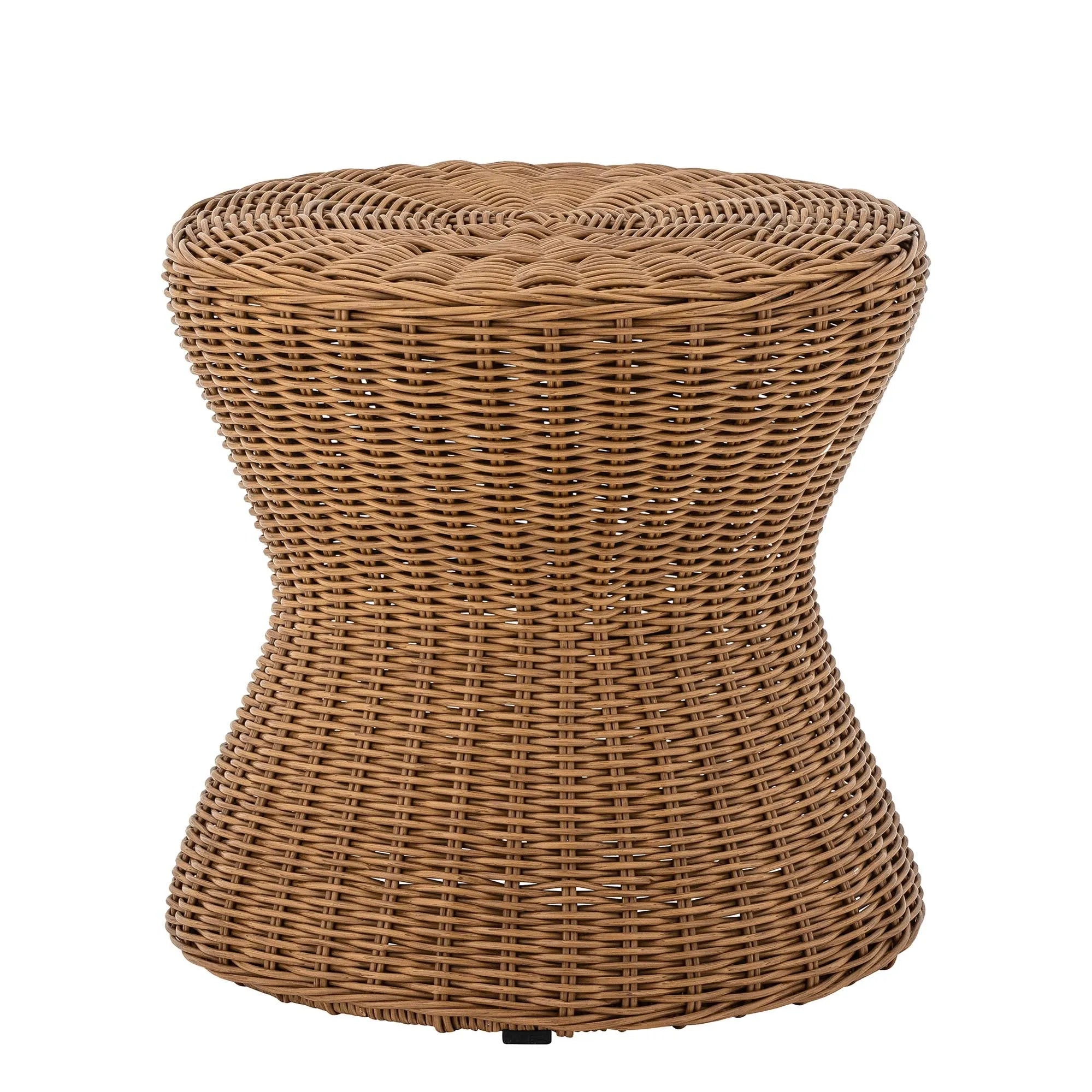 Roccas Tisch: Skandinavische Eleganz, naturbelassenes Polyrattan, rundes Design, stilvoll und nachhaltig.