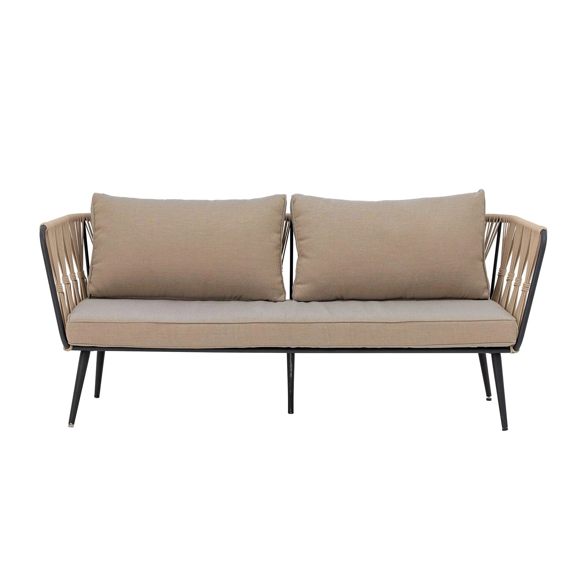 Das Pavone Sofa von Bloomingville: Eleganz, Komfort und Stil in Braun mit Metallakzenten für luxuriöse Entspannung.