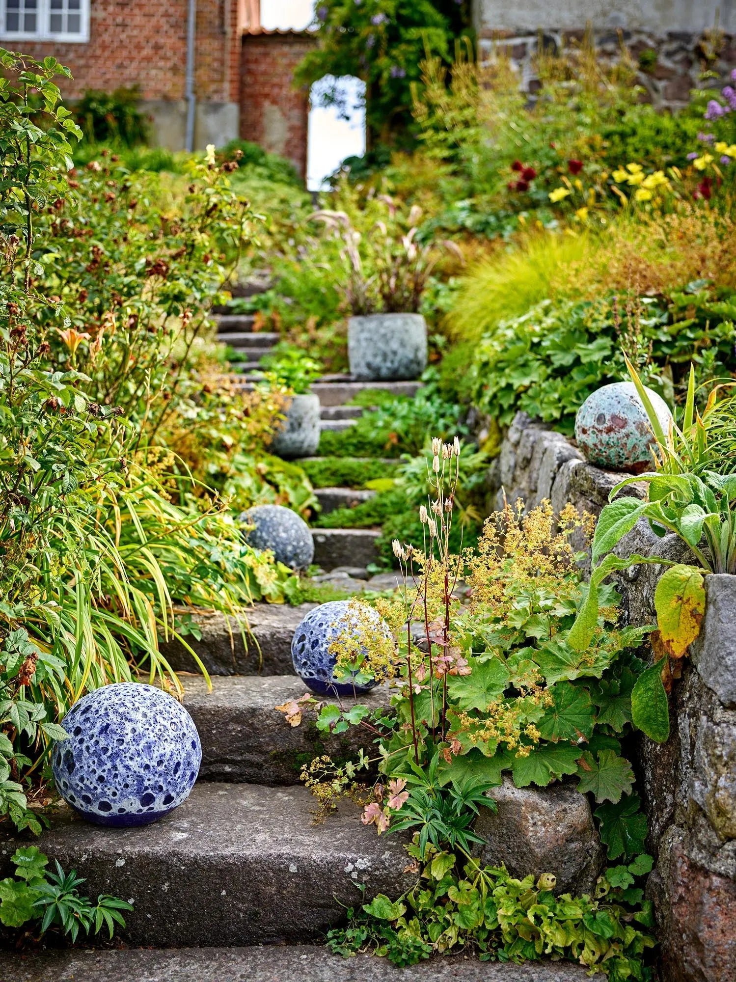 Die Reese Deko von Bloomingville: Eine blaue Terrakotta-Kugel, die Eleganz und Langlebigkeit in Ihren Garten bringt.