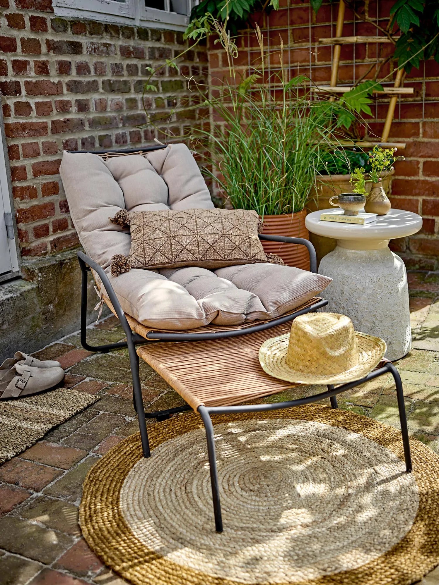 Solana Beistelltisch, Weiss, Keramik in Weiß präsentiert im Onlineshop von KAQTU Design AG. Beistelltisch Outdoor ist von Bloomingville