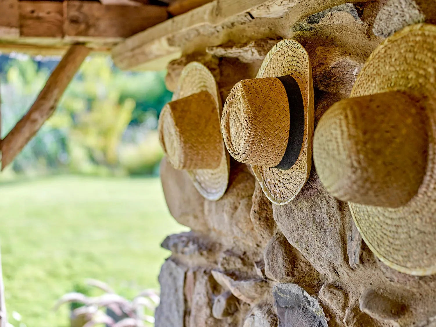 Der Limona Hut aus Seegras: Leicht, flexibel, nachhaltig. Perfekt für Terrasse oder Garten. Einzigartiger Stil für Ihr Zuhause.