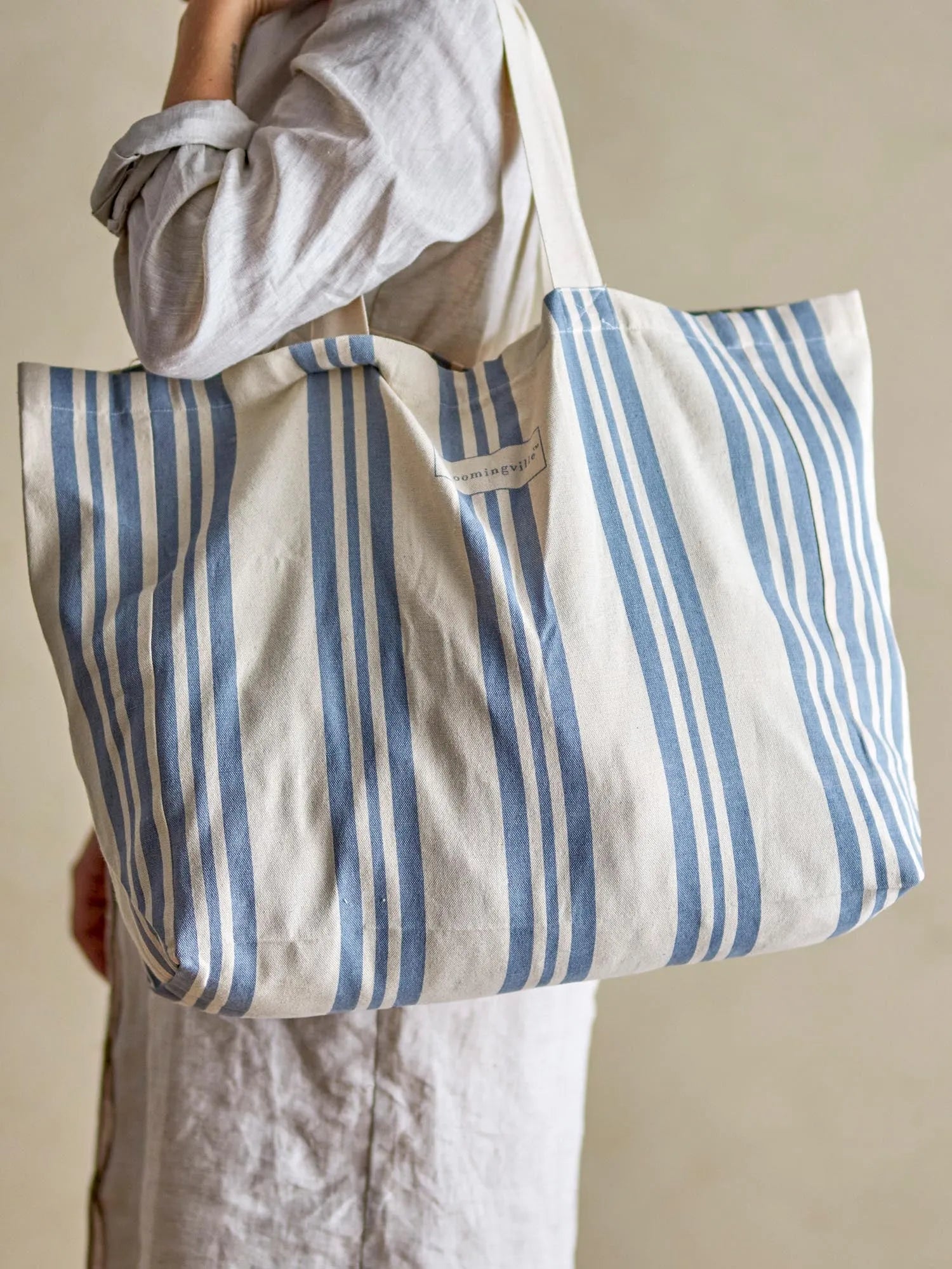 Trina Einkaufstasche, Blue, Baumwolle in Blau präsentiert im Onlineshop von KAQTU Design AG. Tasche ist von Bloomingville