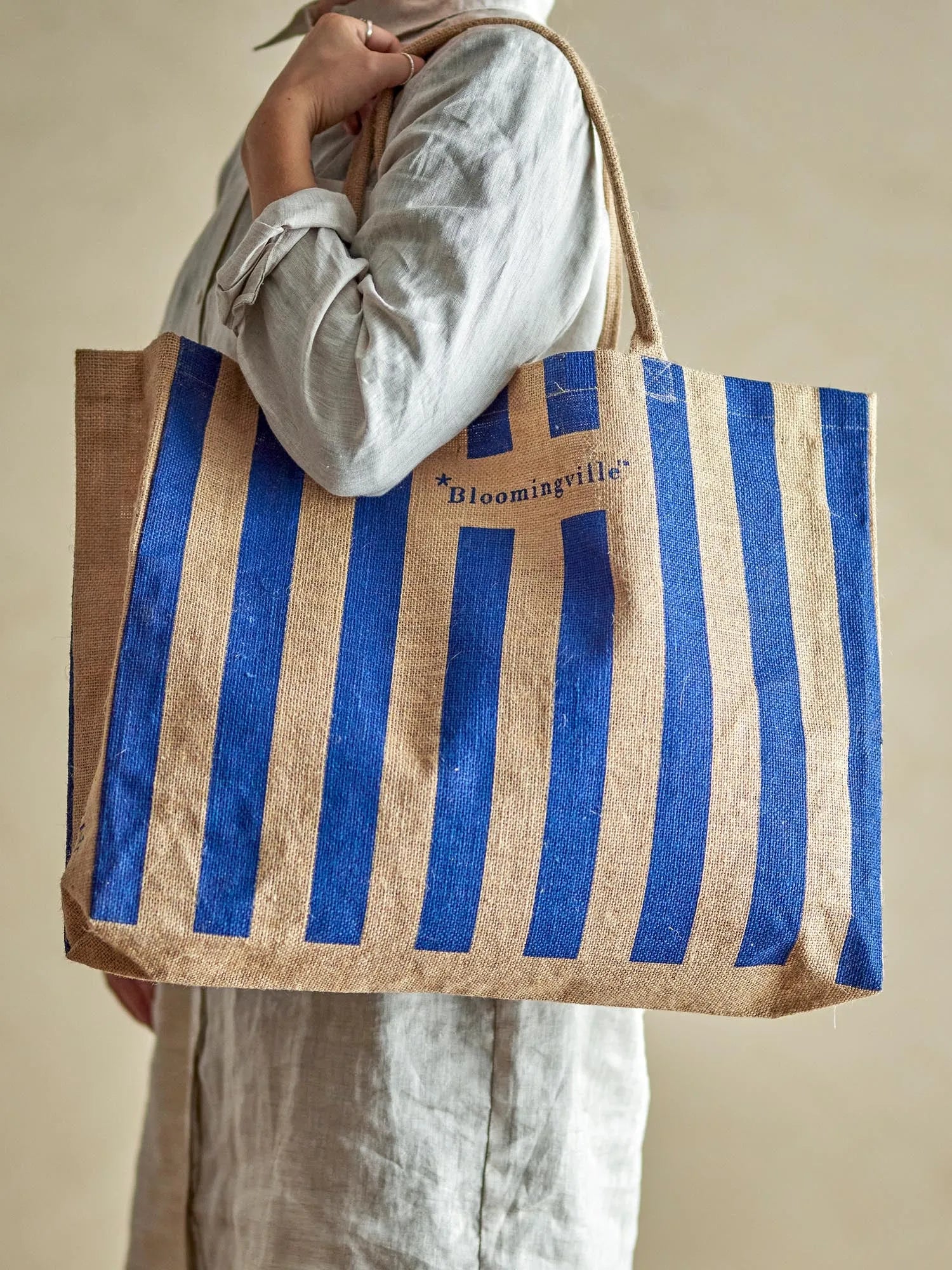 Bergamo Einkaufstasche, Blau, Jute in Blau präsentiert im Onlineshop von KAQTU Design AG. Tasche ist von Bloomingville