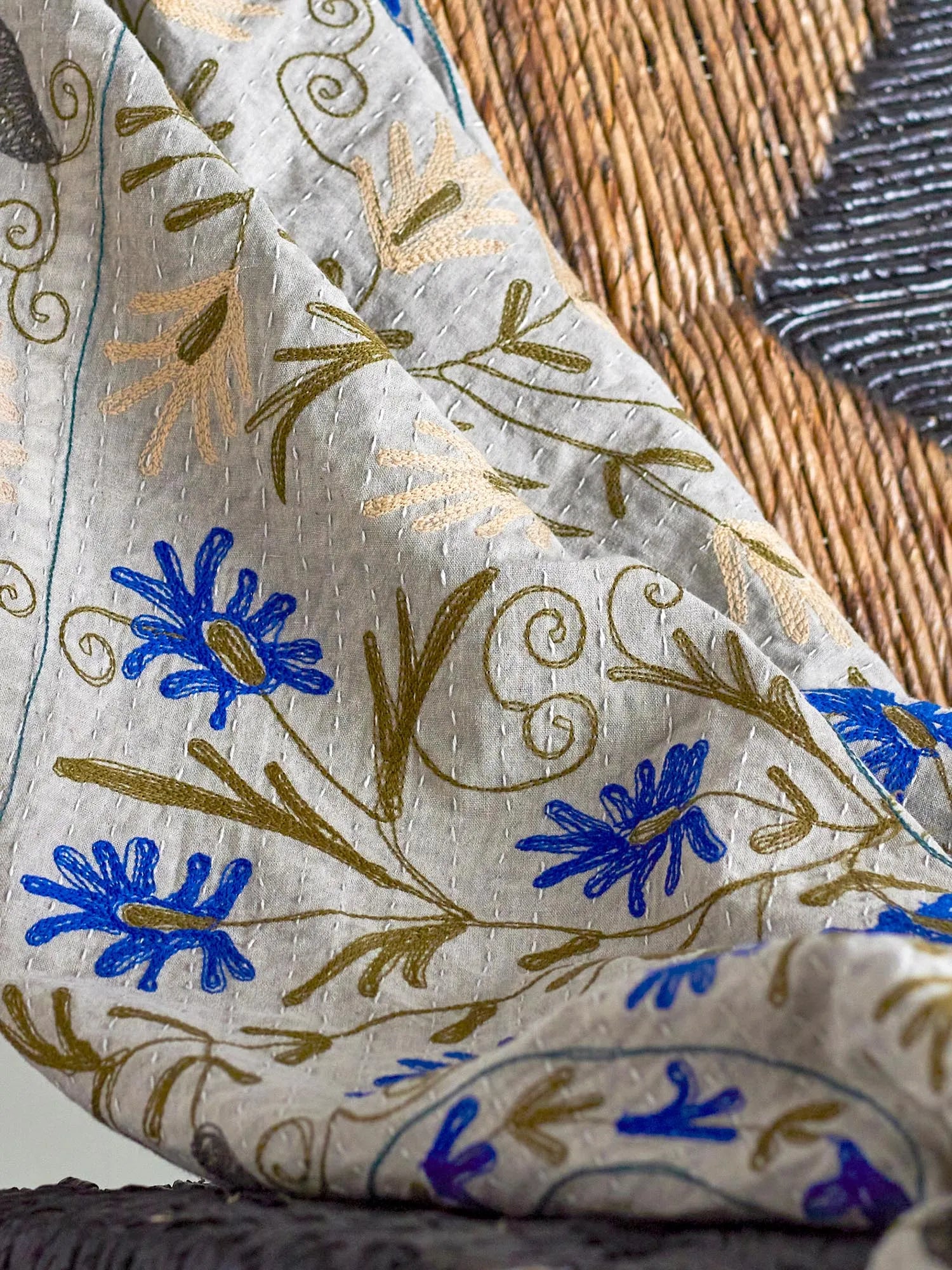 Larisa Quilt, Blue, Baumwolle in Blau präsentiert im Onlineshop von KAQTU Design AG. Wolldecke ist von Creative Collection