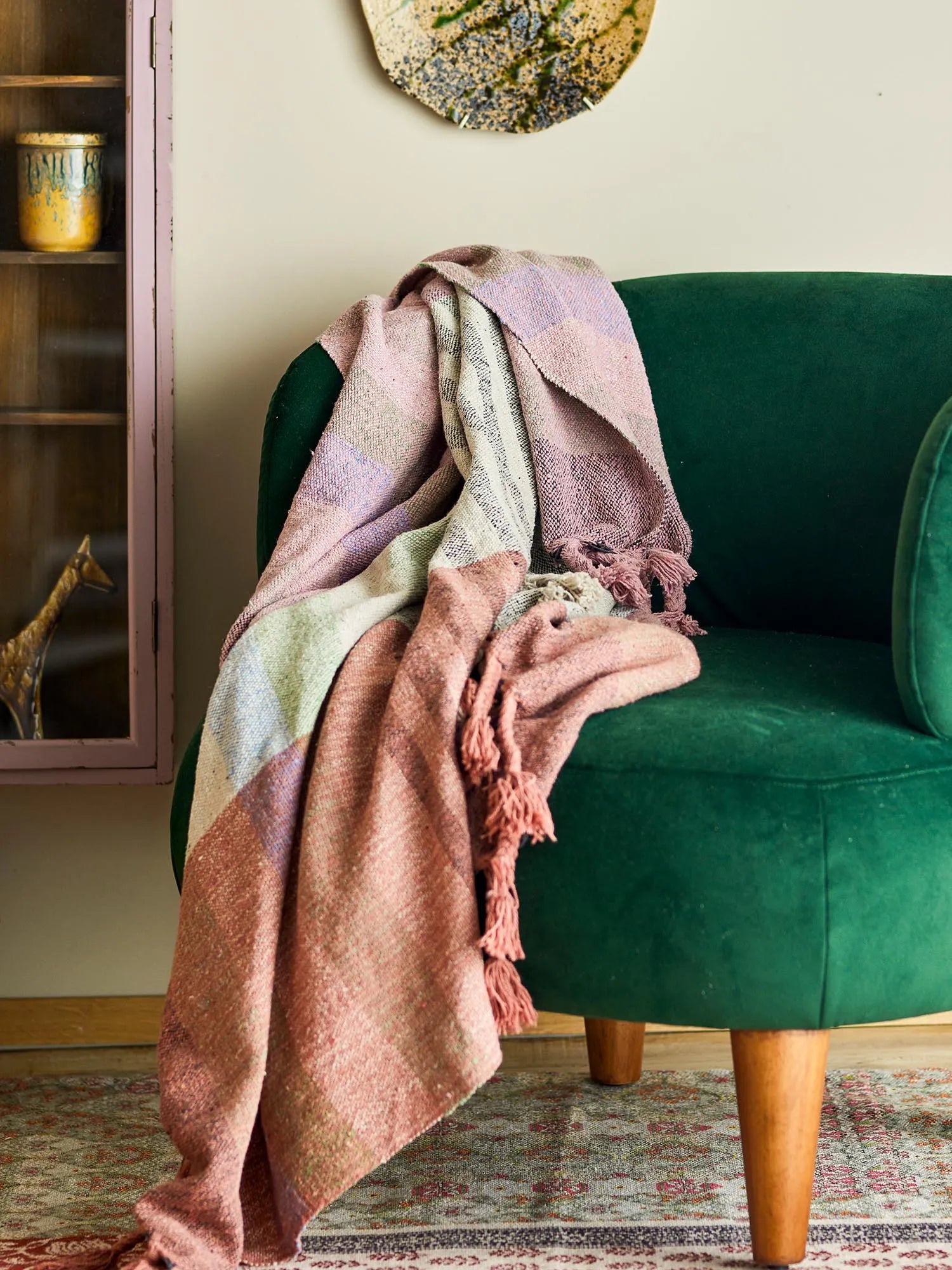 Die Desire Decke in zartem Rosé vereint recycelte Baumwolle mit zeitlosem Design und nachhaltigem Komfort.