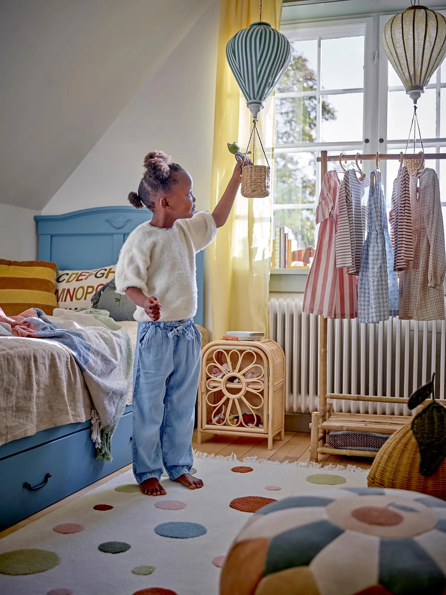 Der Agnes Pouf in warmen Brauntönen mit Orangenmotiv ist ein weicher, stilvoller Sitz für Kinderzimmer.