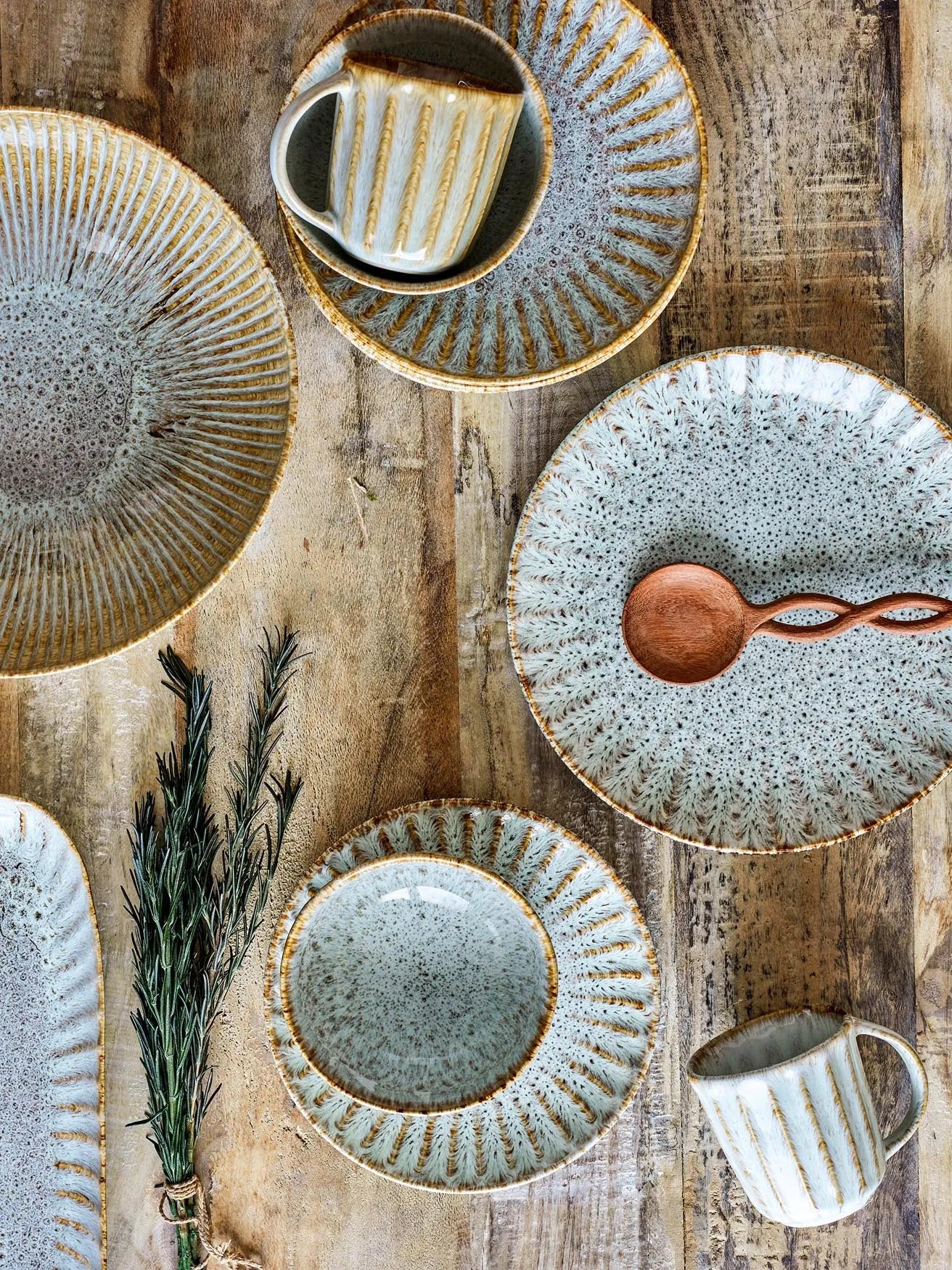 Fleur Becher: Natürliche Eleganz aus handgefertigtem Steingut.