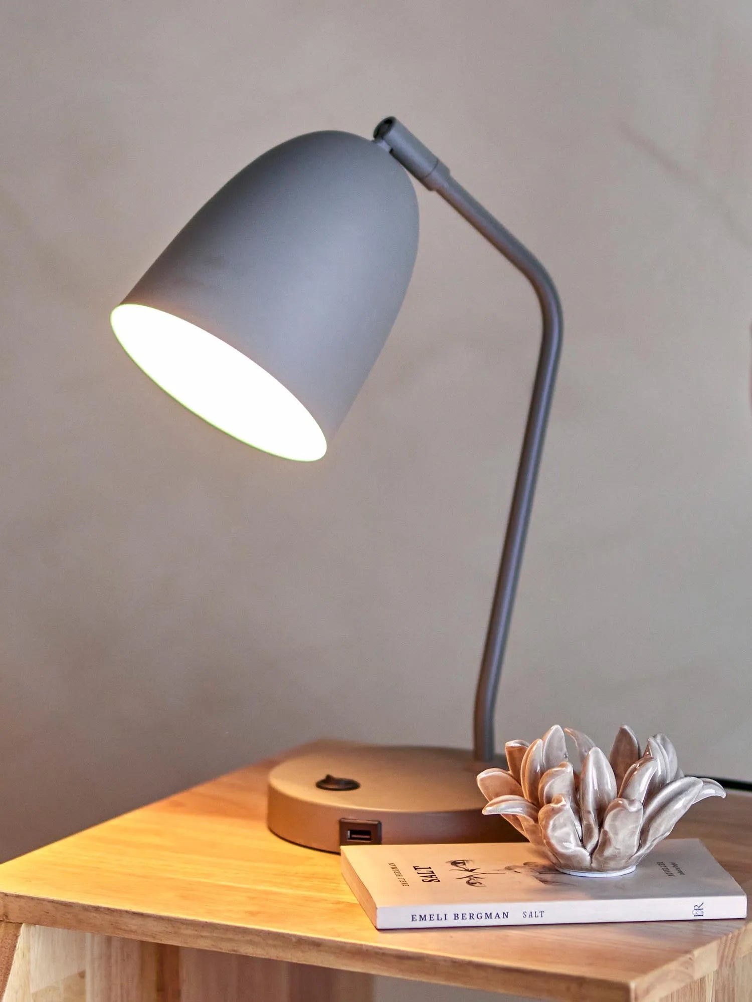 Lemar Tischlampe, Grau, Metall in Grau präsentiert im Onlineshop von KAQTU Design AG. Tischleuchte ist von Bloomingville