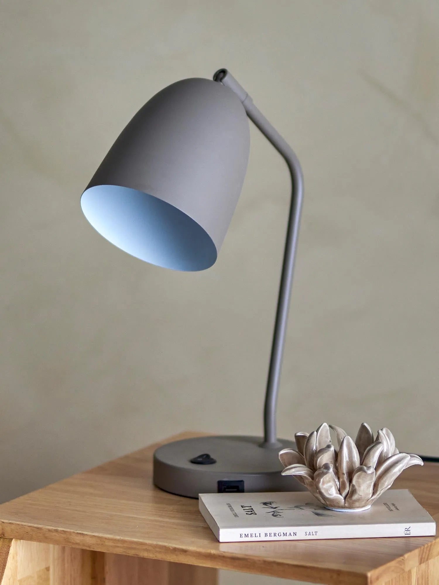 Lemar Tischlampe, Grau, Metall in Grau präsentiert im Onlineshop von KAQTU Design AG. Tischleuchte ist von Bloomingville