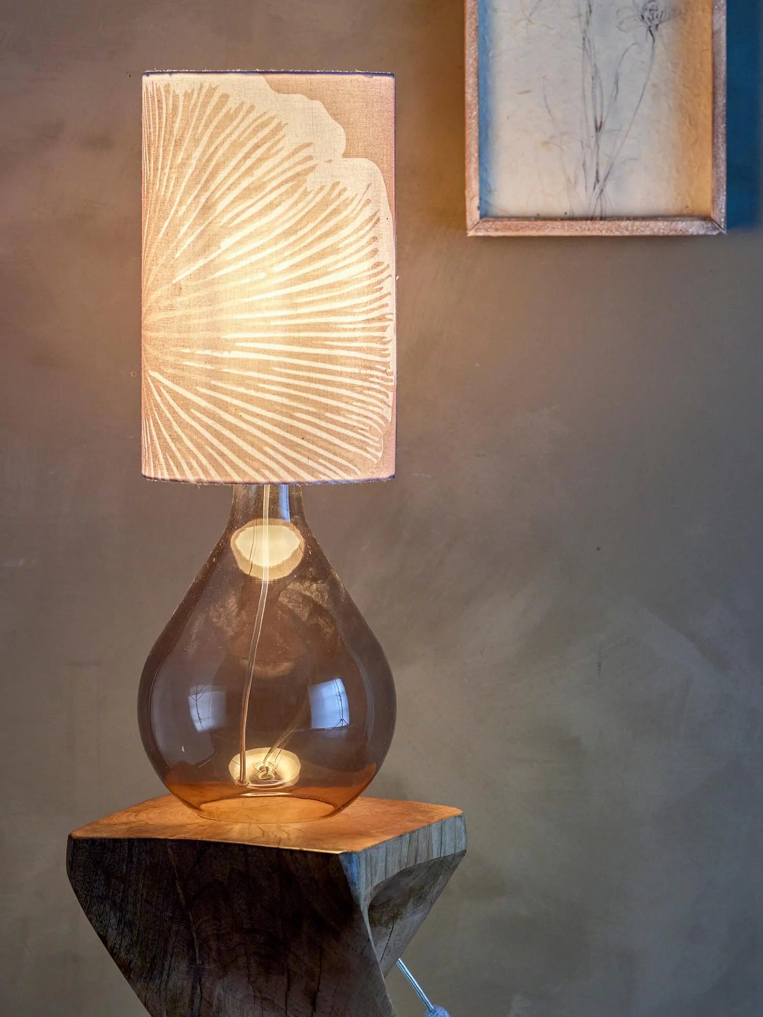 Leni Tischlampe, Braun, Glas in Braun präsentiert im Onlineshop von KAQTU Design AG. Tischleuchte ist von Creative Collection