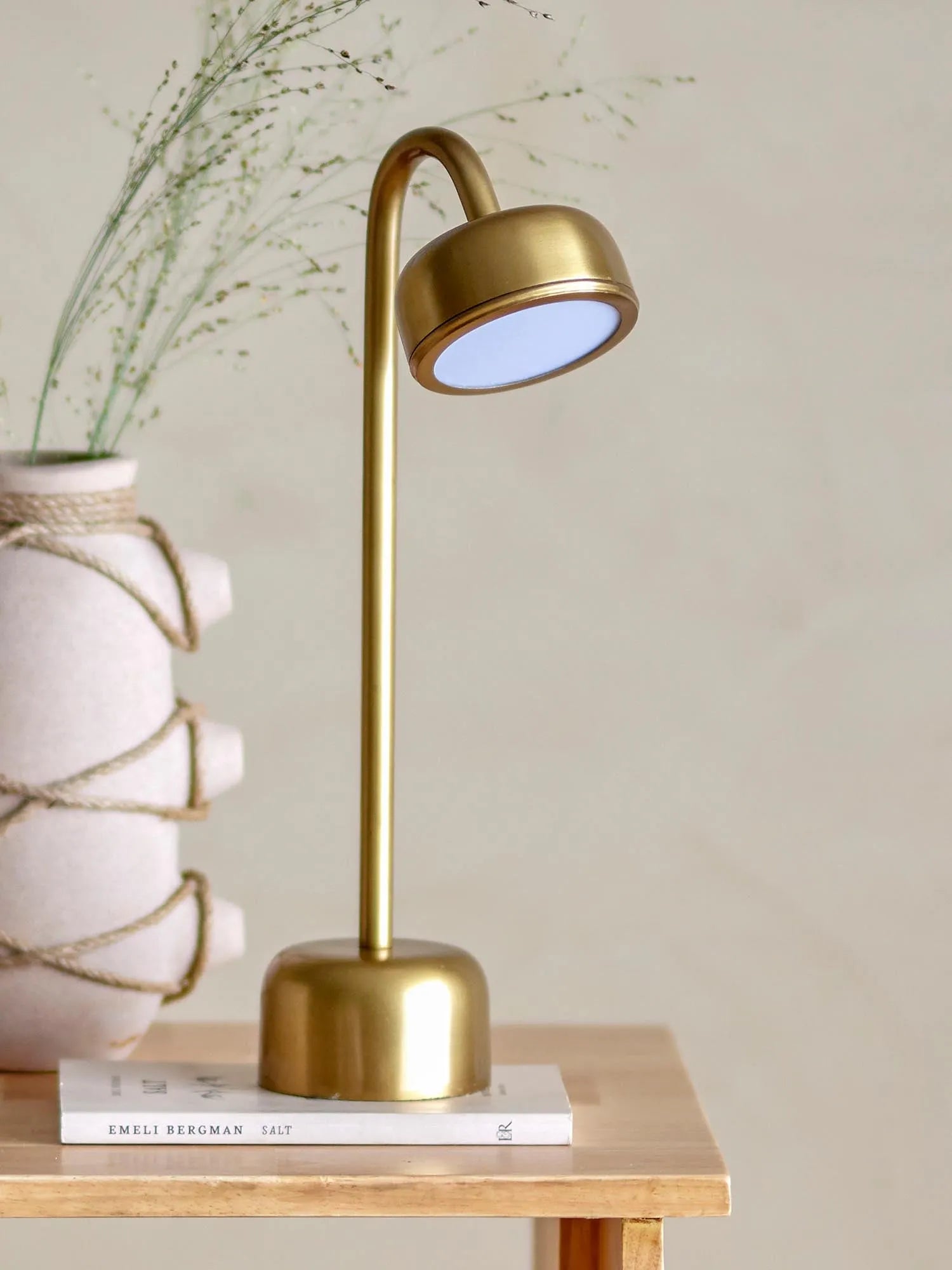 Nico Tragbare Lamp, Wiederaufladbar, Brass, Metall in Messing präsentiert im Onlineshop von KAQTU Design AG. Tischleuchte ist von Bloomingville