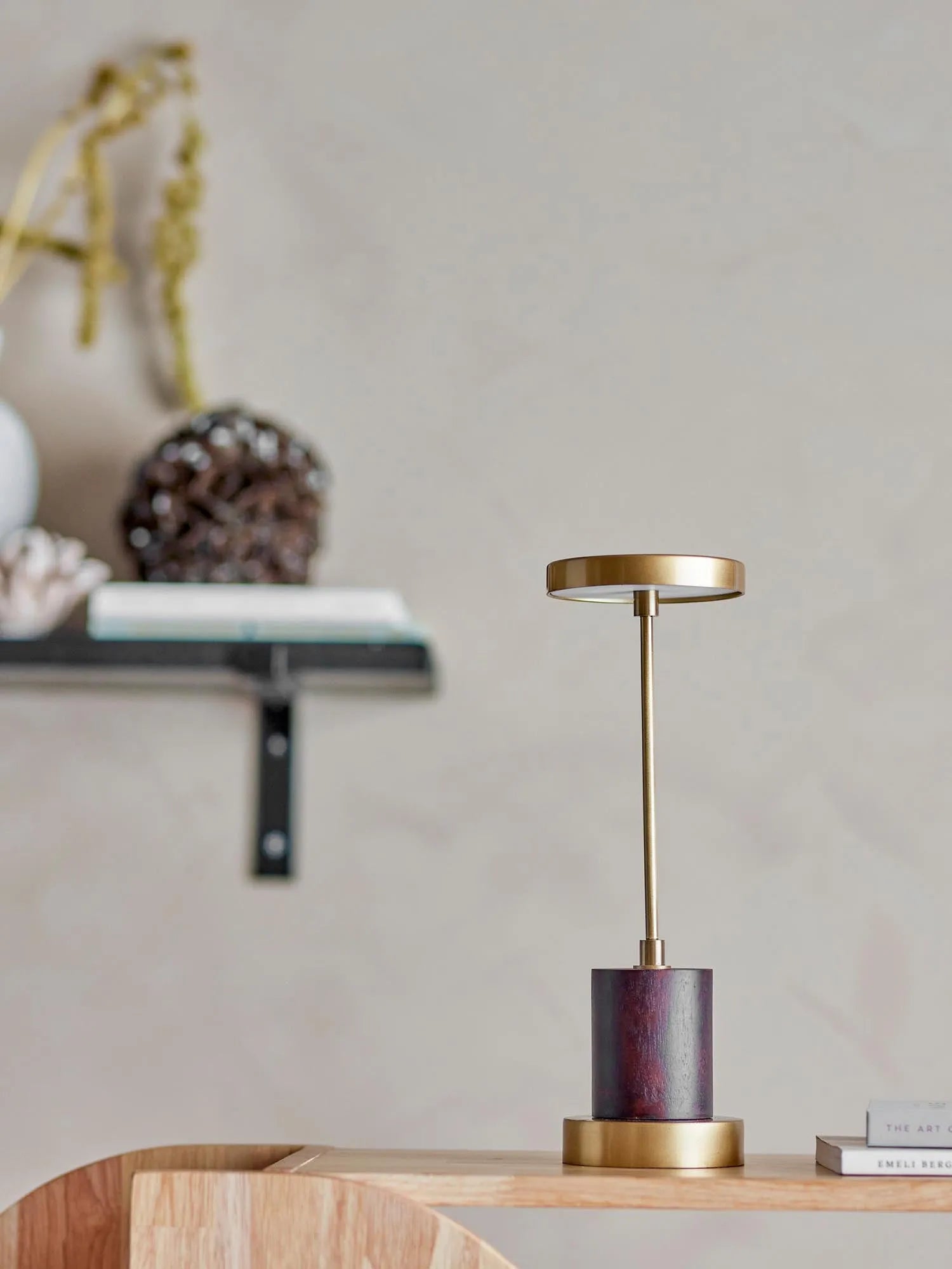 Chico Tragbare Lamp, Wiederaufladbar, Brass, Metall in Messing präsentiert im Onlineshop von KAQTU Design AG. Tischleuchte ist von Bloomingville