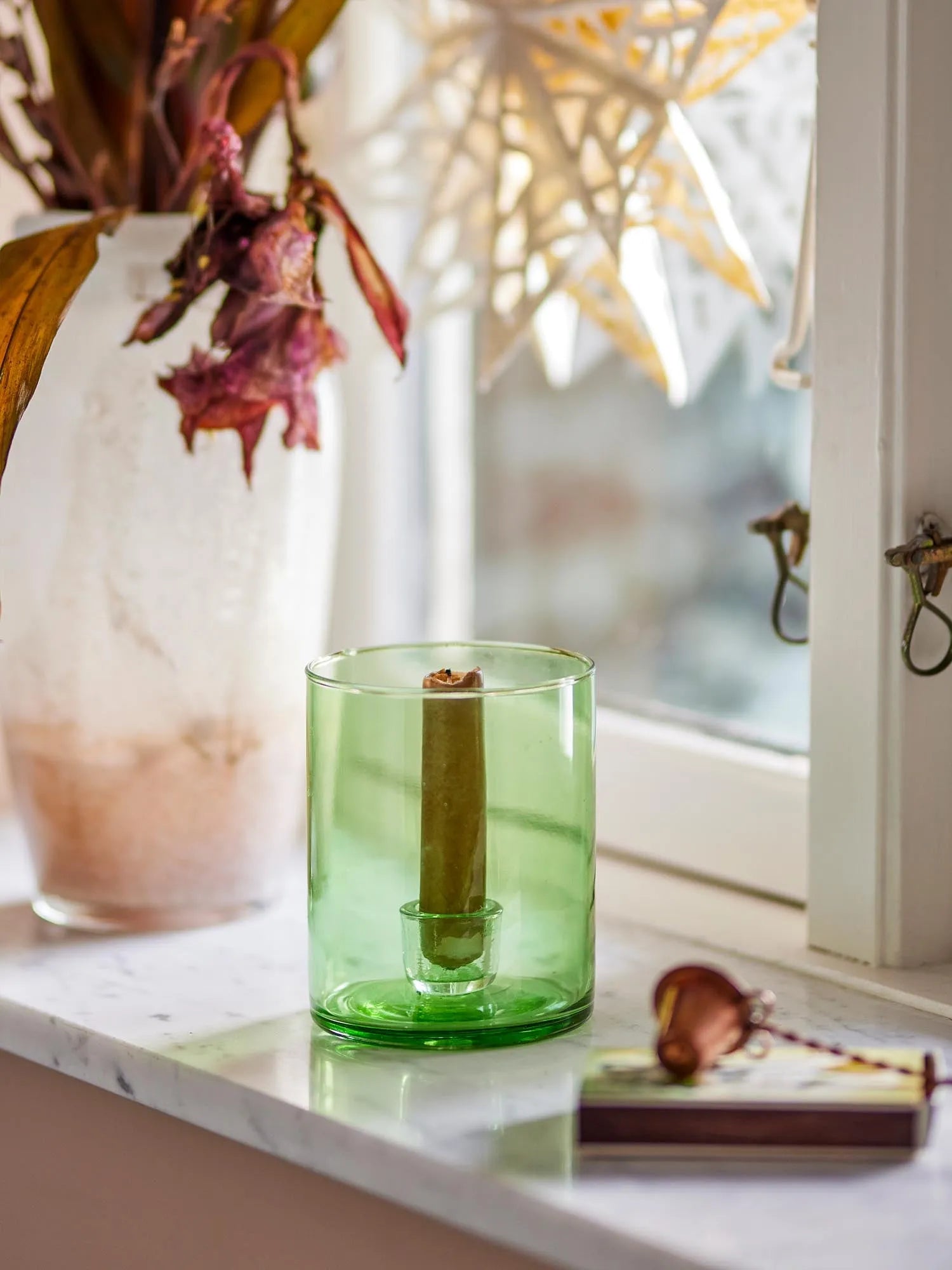 Juline Kerzenhalter, Grün, Recyceltes Glas in Grün präsentiert im Onlineshop von KAQTU Design AG. Kerzenständer ist von Bloomingville