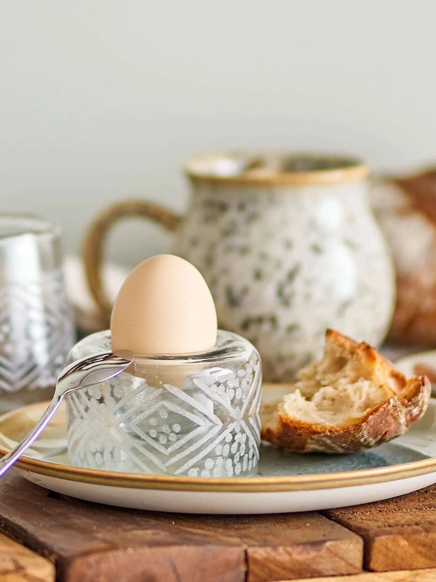 Eleganter Eierbecher aus recyceltem Glas mit handgraviertem Muster, ideal für stilvolle Frühstücksmomente.