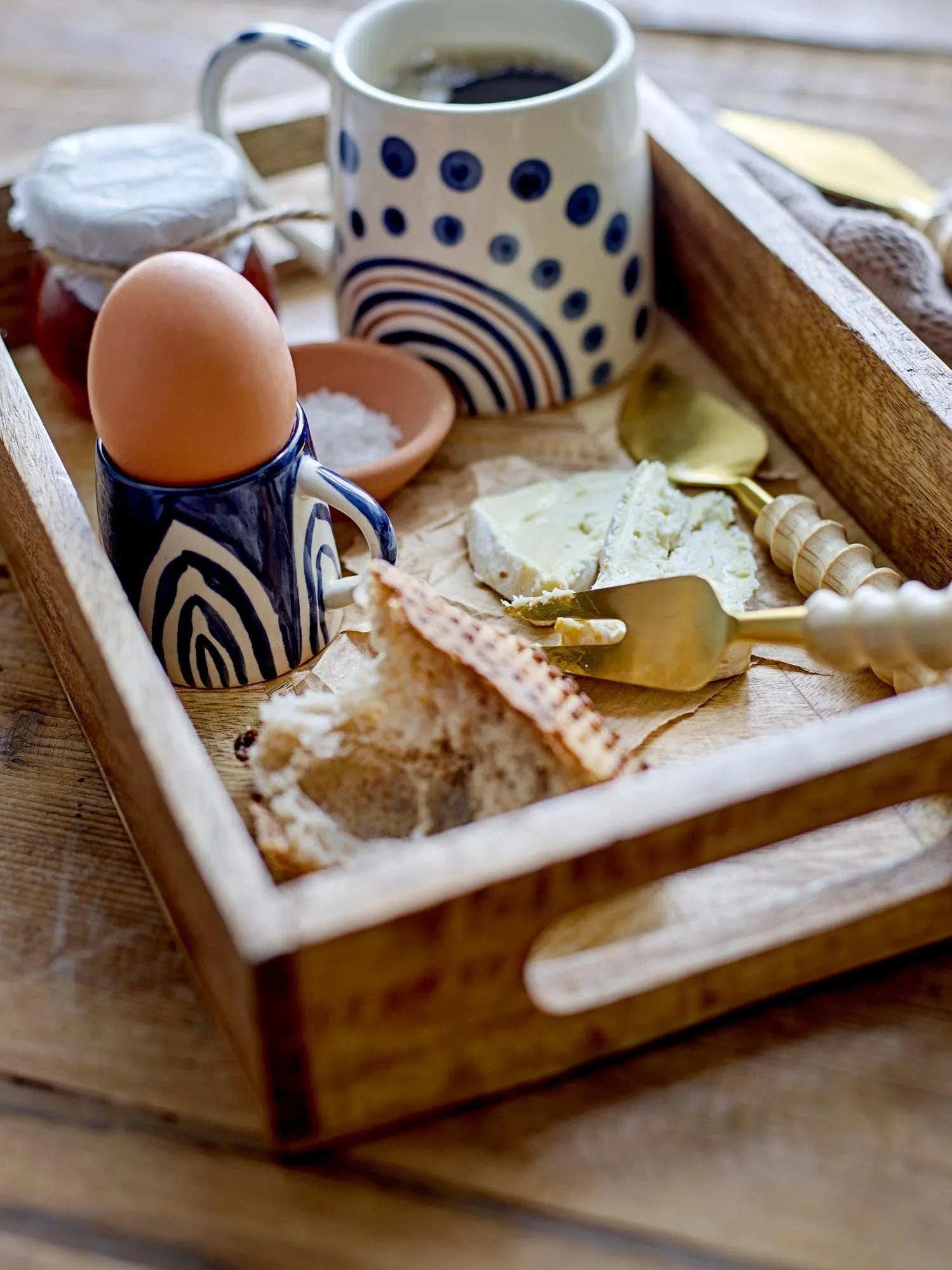 Elegantes Käse-Utensilien-Set aus Edelstahl mit Goldfinish und Kiefernholzgriff, ideal für stilvolle Präsentationen.