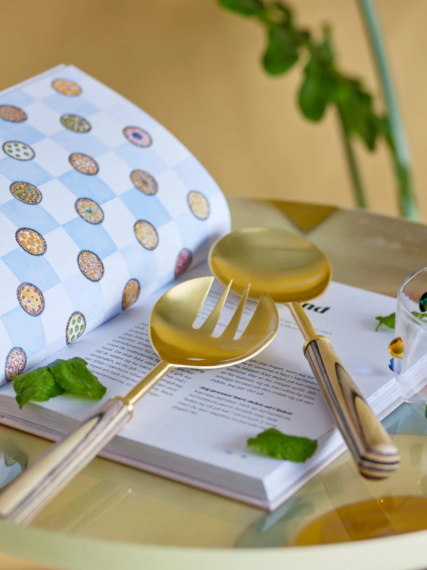 Fumio Salatbesteck, Gold, Edelstahl in Gold präsentiert im Onlineshop von KAQTU Design AG. Salatzubehör ist von Bloomingville