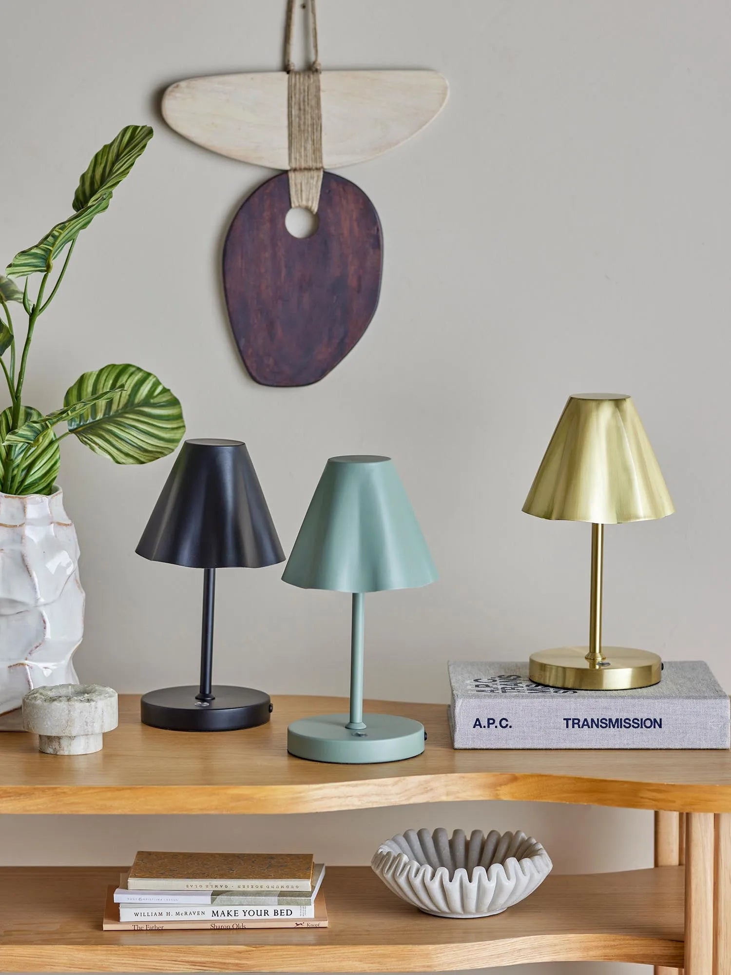 Lianna Tragbare Lamp, Wiederaufladbar, Grün, Metall in Grün präsentiert im Onlineshop von KAQTU Design AG. Tischleuchte ist von Bloomingville