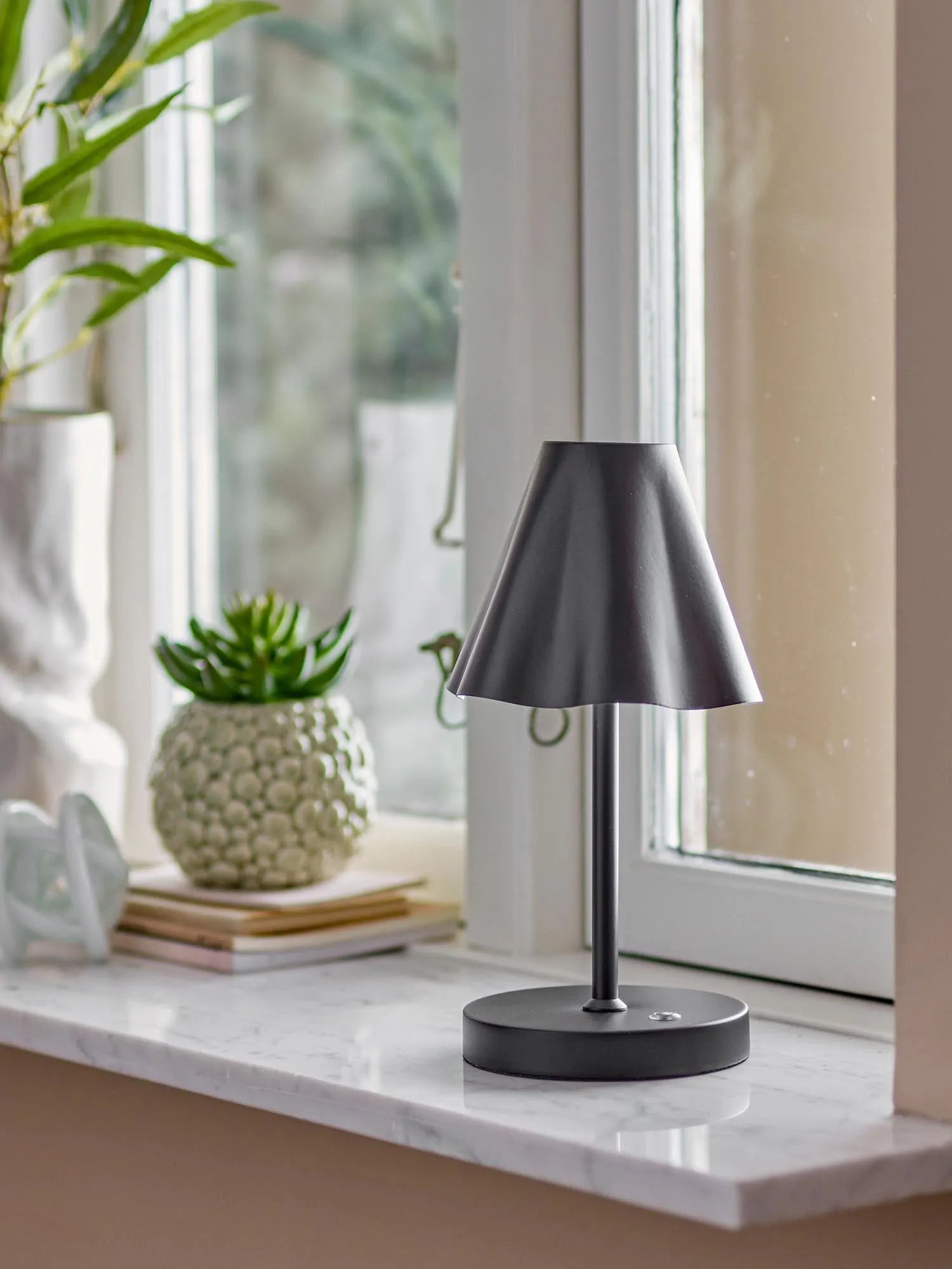 Lianna Tragbare Lamp, Wiederaufladbar, Schwarz, Metall in Schwarz präsentiert im Onlineshop von KAQTU Design AG. Tischleuchte ist von Bloomingville