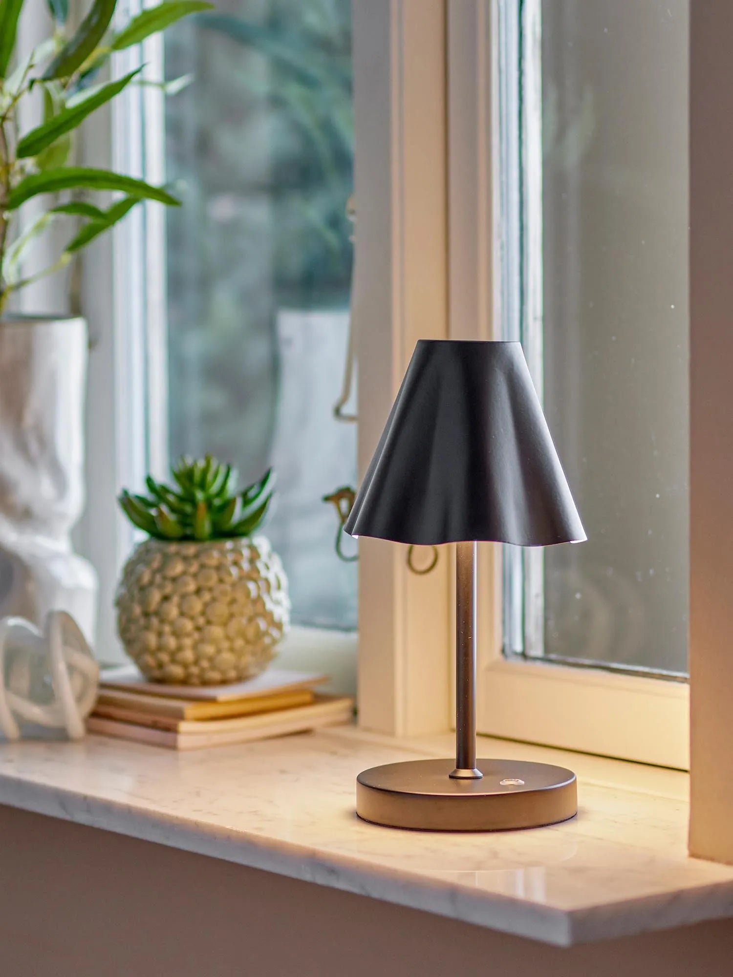 Lianna Tragbare Lamp, Wiederaufladbar, Schwarz, Metall in Schwarz präsentiert im Onlineshop von KAQTU Design AG. Tischleuchte ist von Bloomingville