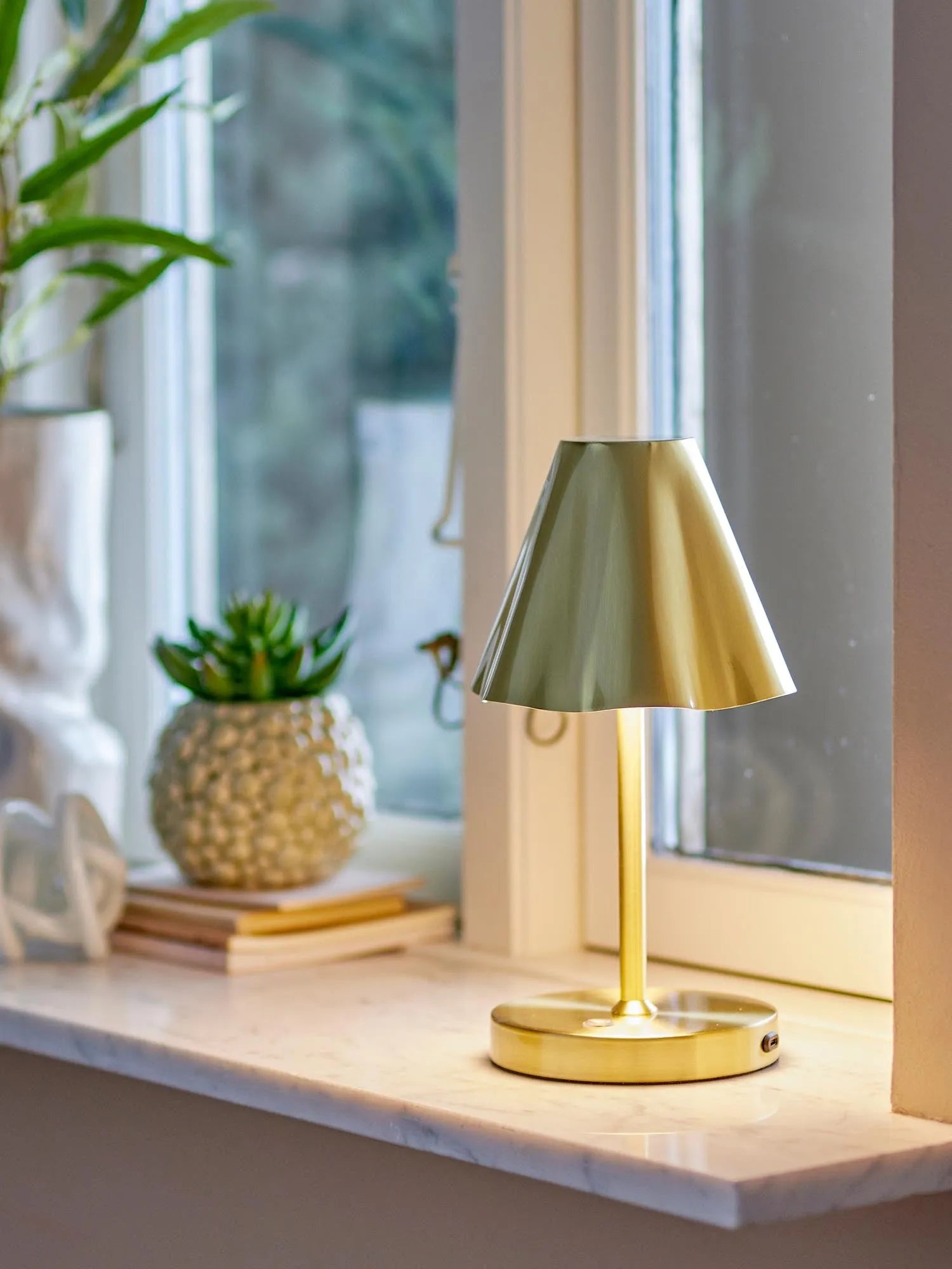 Lianna Tragbare Lamp, Wiederaufladbar, Brass, Metall in Messing präsentiert im Onlineshop von KAQTU Design AG. Tischleuchte ist von Bloomingville