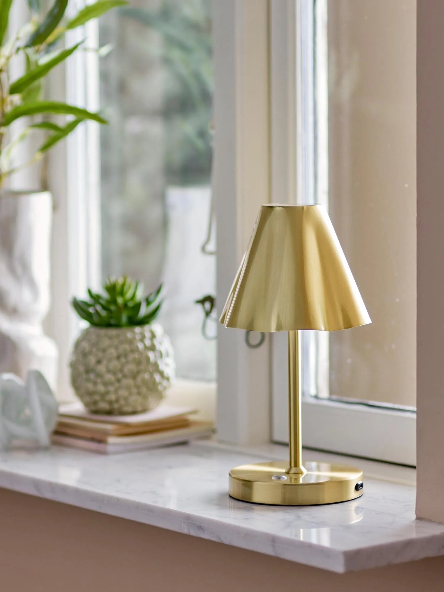 Lianna Tragbare Lamp, Wiederaufladbar, Brass, Metall in Messing präsentiert im Onlineshop von KAQTU Design AG. Tischleuchte ist von Bloomingville