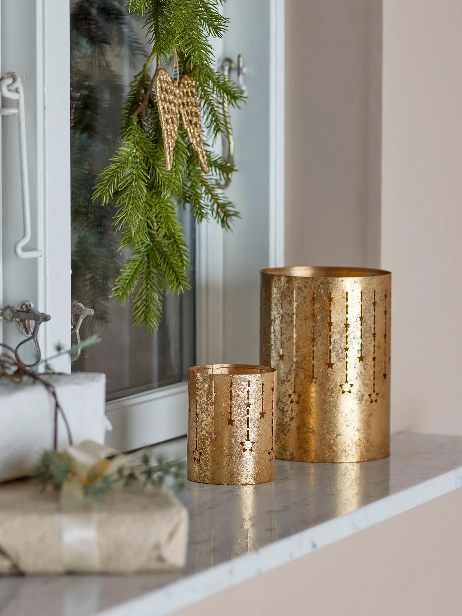 Mista Teelichthalter, Gold, Metall in Gold präsentiert im Onlineshop von KAQTU Design AG. Kerzenständer ist von Bloomingville