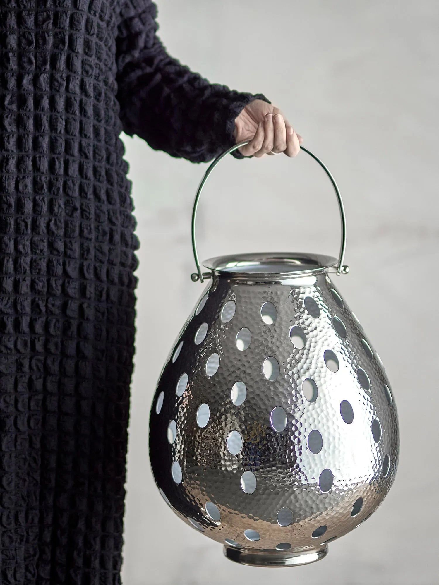 Maika Laterne, Silber, Aluminium in Silber präsentiert im Onlineshop von KAQTU Design AG. Laterne ist von Bloomingville