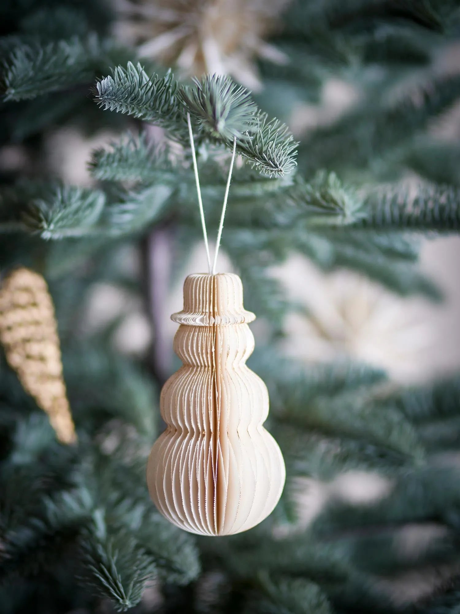 Felip Ornament, Weiss, Papier in Weiß präsentiert im Onlineshop von KAQTU Design AG. Ornament ist von Bloomingville