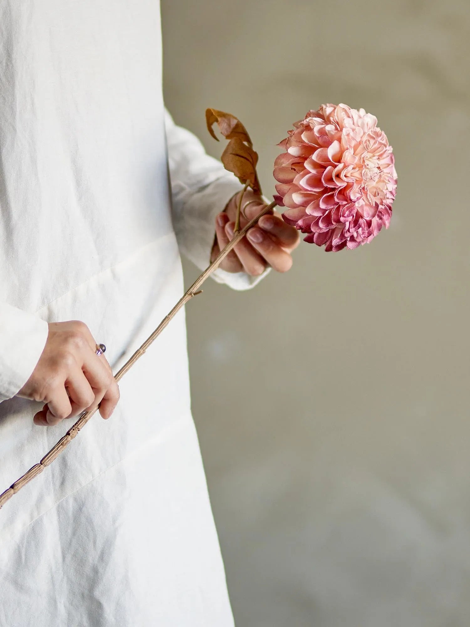 Täuschend echte Chrysantheme in leuchtendem Rot, flexibel und pflegeleicht, ideal für kreative Arrangements.