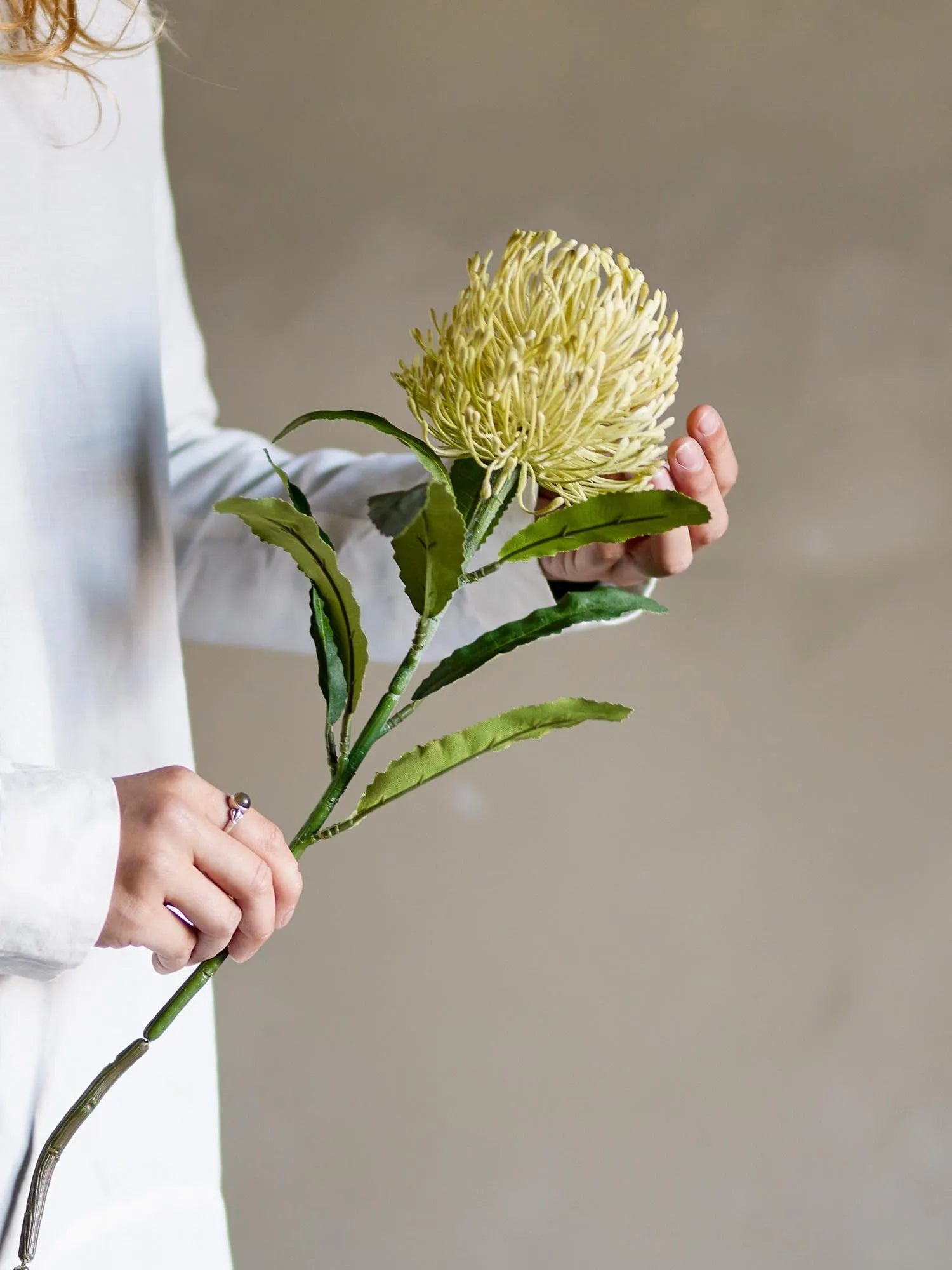 Leuchtend gelber Needle Flower Stiel von Bloomingville: Eleganz und Pflegeleichtigkeit für Ihr Zuhause.