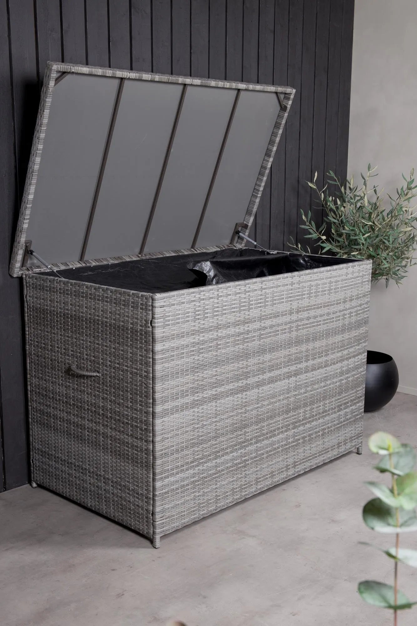 Amazon Kissenbox in Grau präsentiert im Onlineshop von KAQTU Design AG. Outdoor Zubehör ist von Venture Home