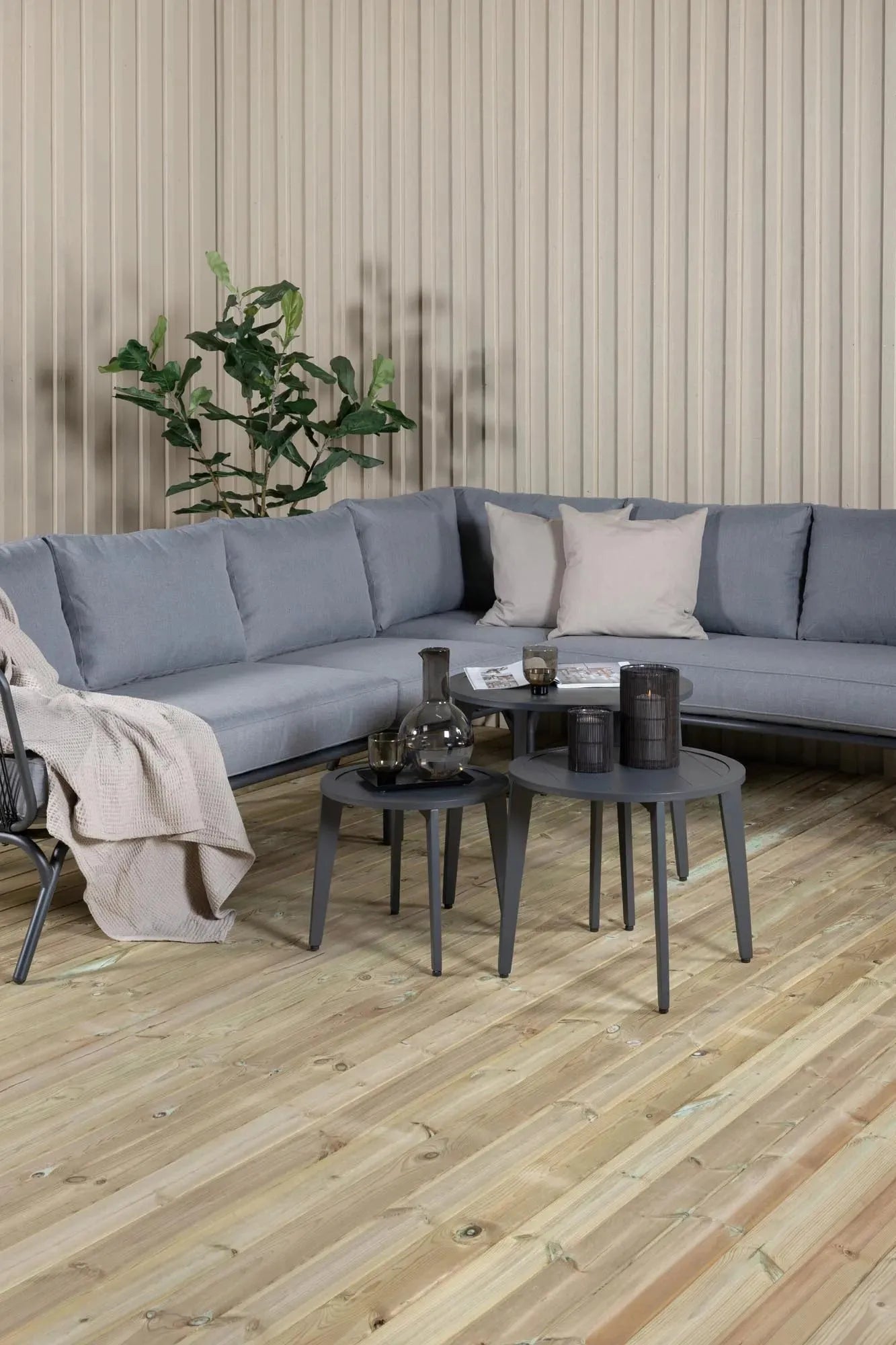 Das Roxo Ecksofa Outdoorset von Venture Home: Modernes Design, robust, wetterfest, Platz für 6 Personen, ideal für Terrasse oder Garten.