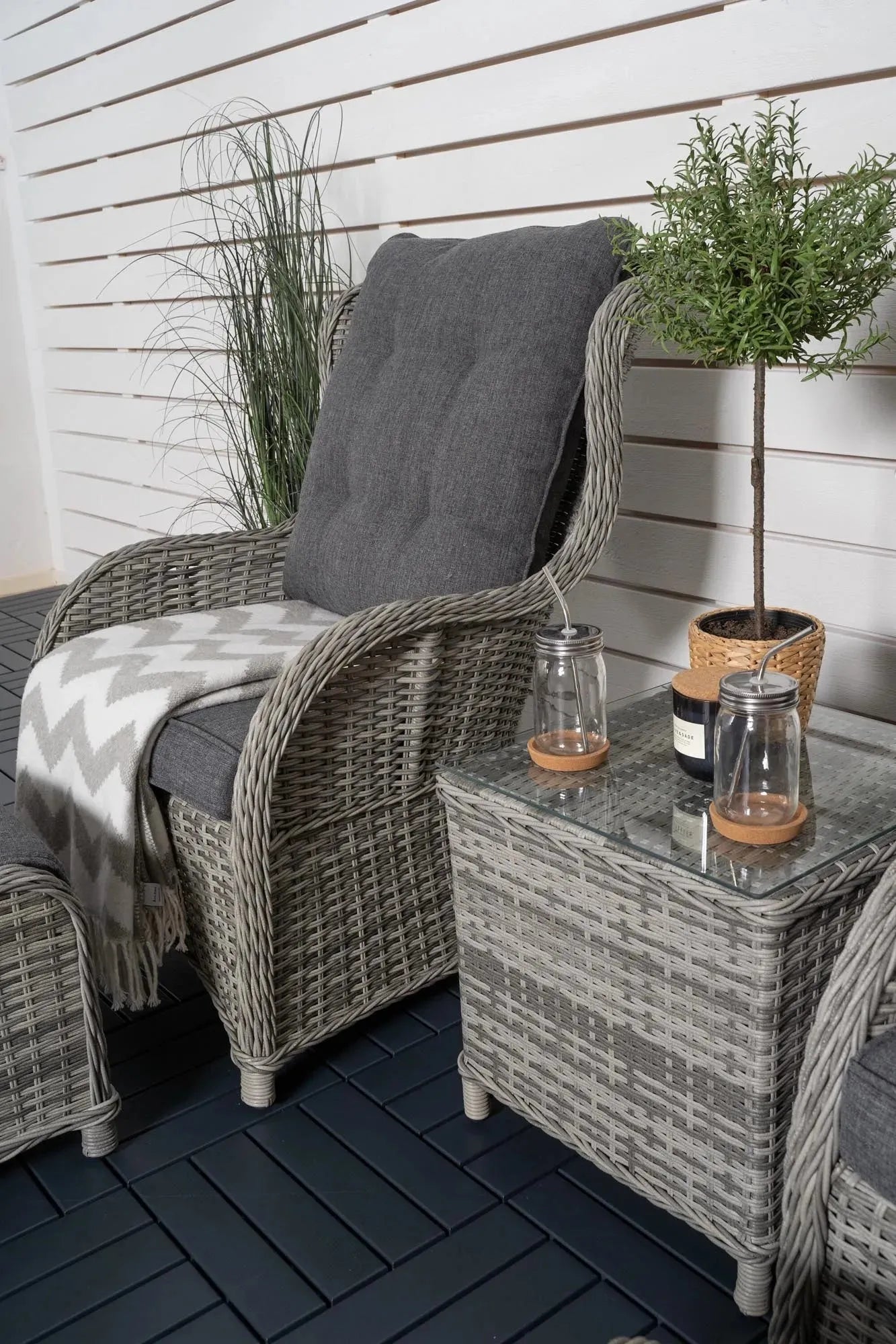 Vikelund Lounge Outdoorset 45cm in Grau präsentiert im Onlineshop von KAQTU Design AG. Loungeset ist von Venture Home