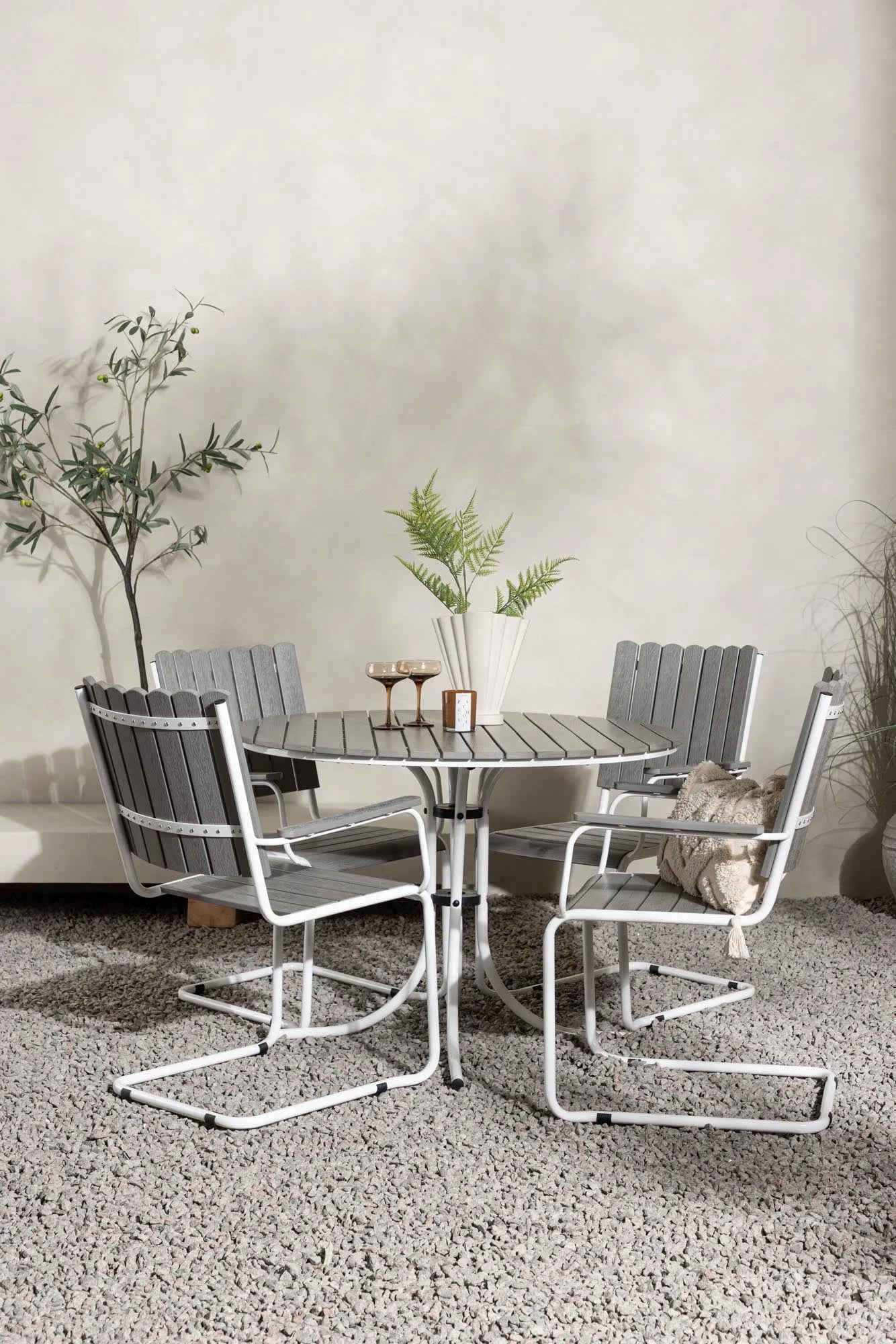 Holmsund Tisch Set in Grau/Grau/Weiss präsentiert im Onlineshop von KAQTU Design AG. Esszimmerset ist von Venture Home