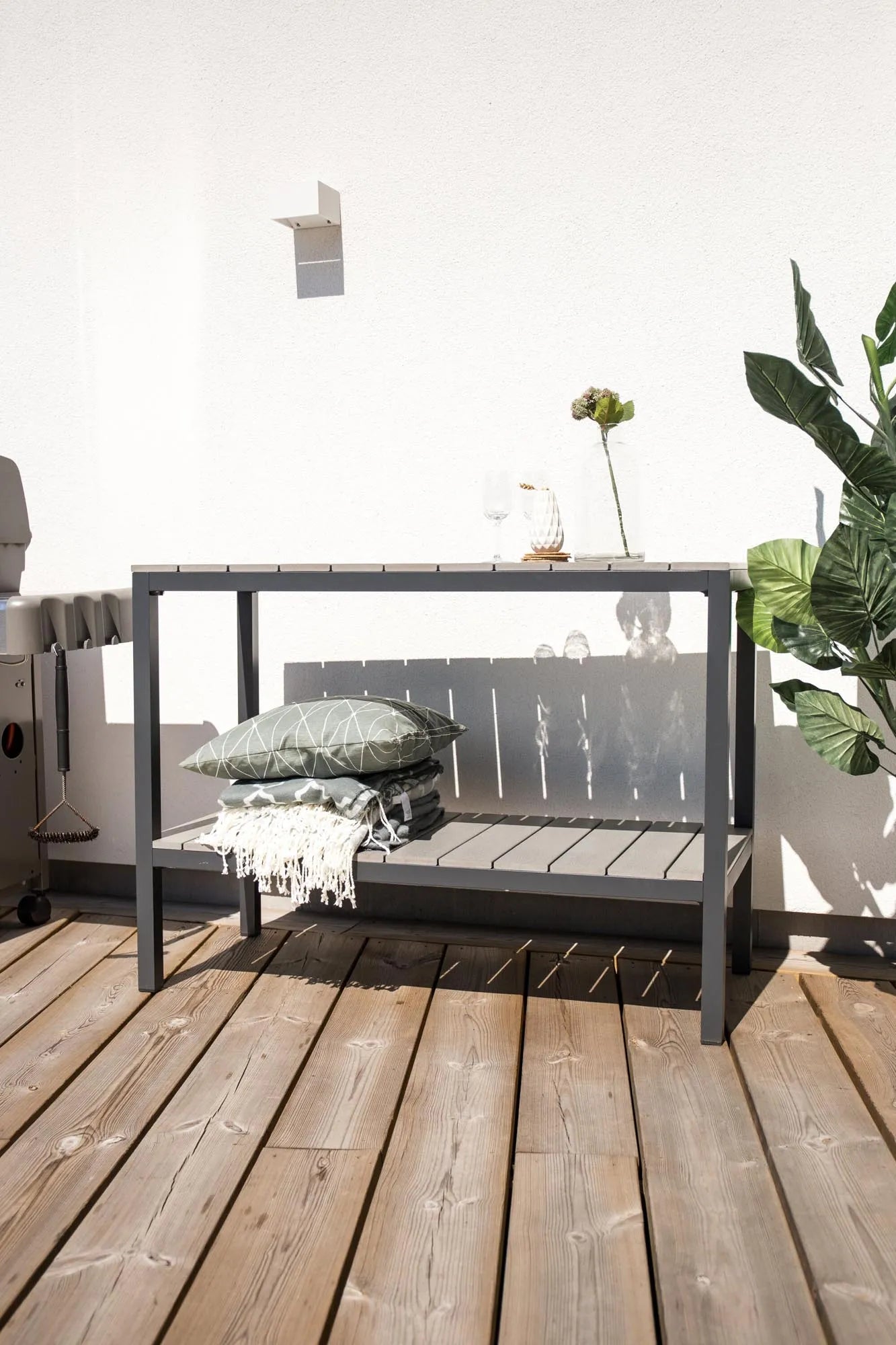 Parma Regal in Grau präsentiert im Onlineshop von KAQTU Design AG. Beistelltisch Outdoor ist von Venture Home