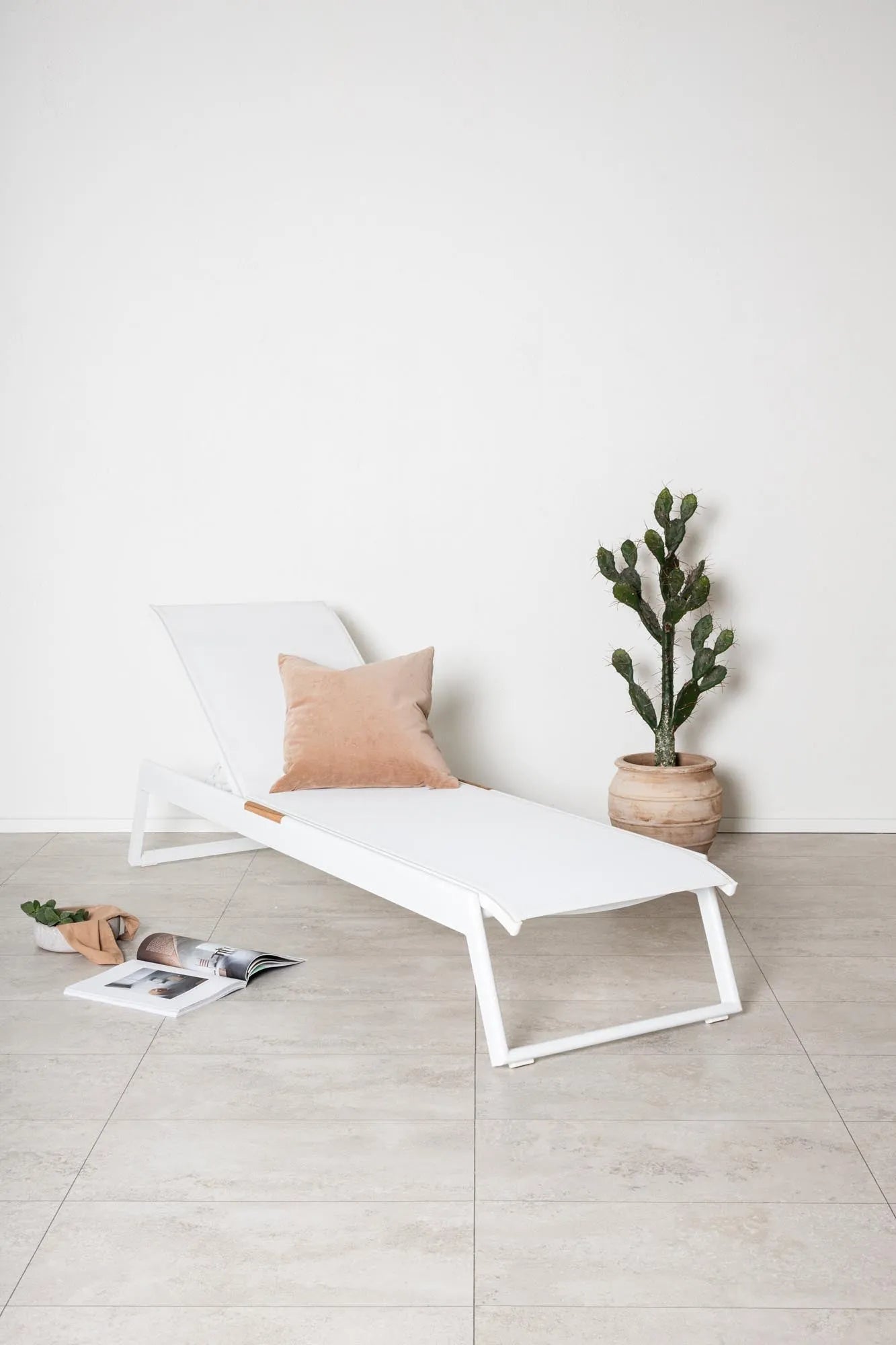 Mexiko Sonnenliege in Weiss präsentiert im Onlineshop von KAQTU Design AG. Liegestuhl ist von Venture Home