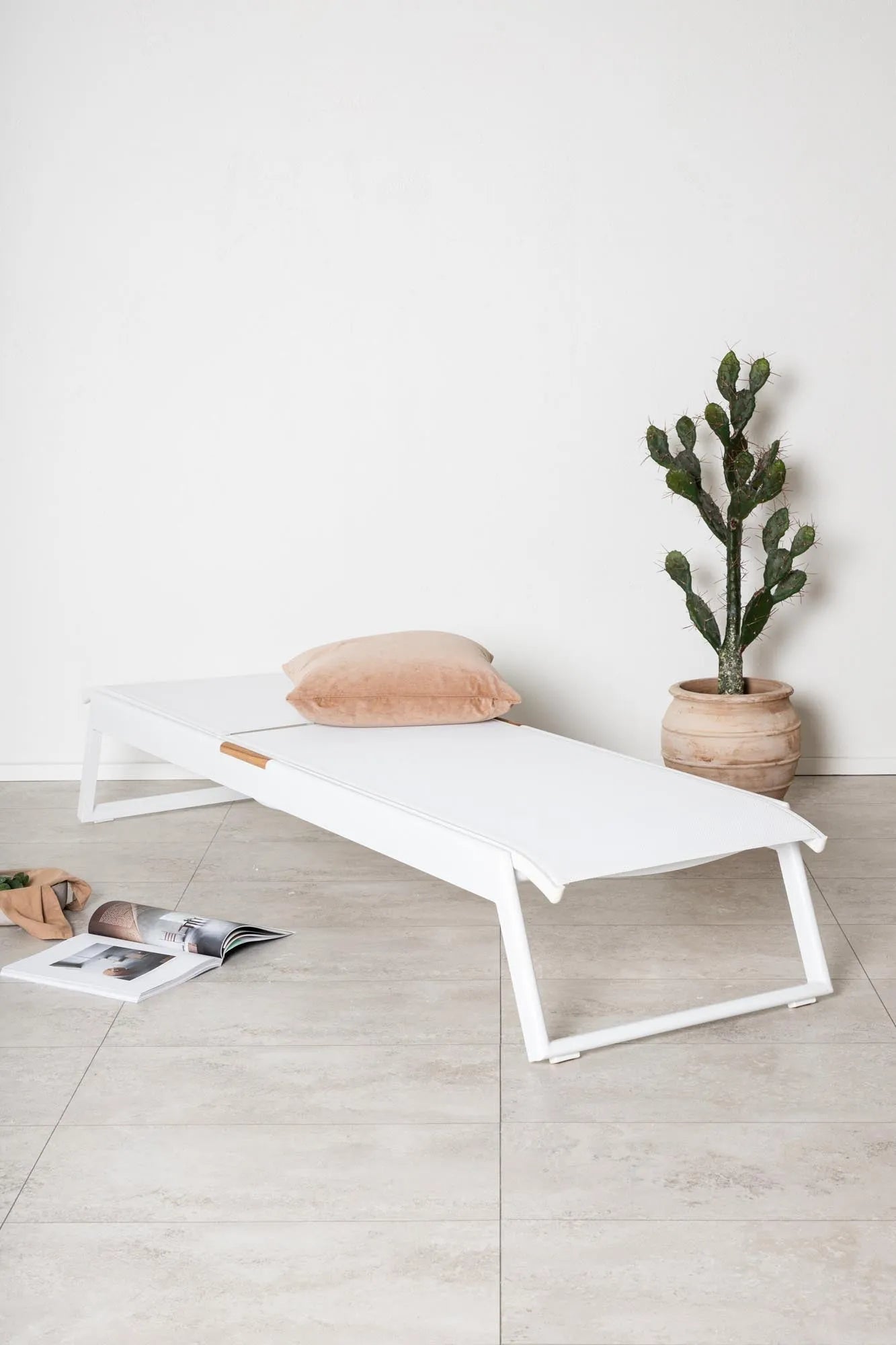 Mexiko Sonnenliege in Weiss präsentiert im Onlineshop von KAQTU Design AG. Liegestuhl ist von Venture Home