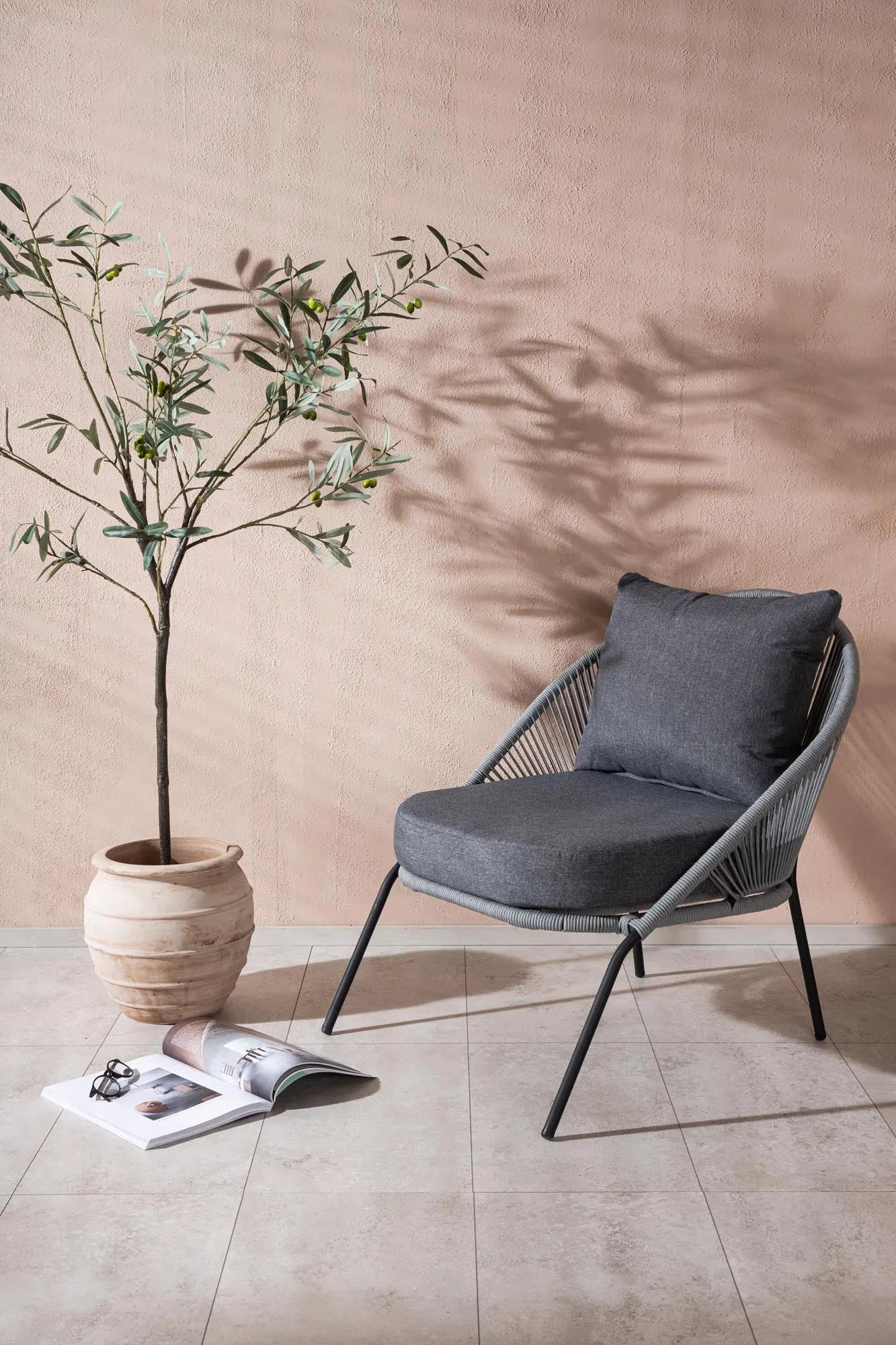 Lindos Lounge Chair in Grau präsentiert im Onlineshop von KAQTU Design AG. Outdoor-Sessel ist von Venture Home