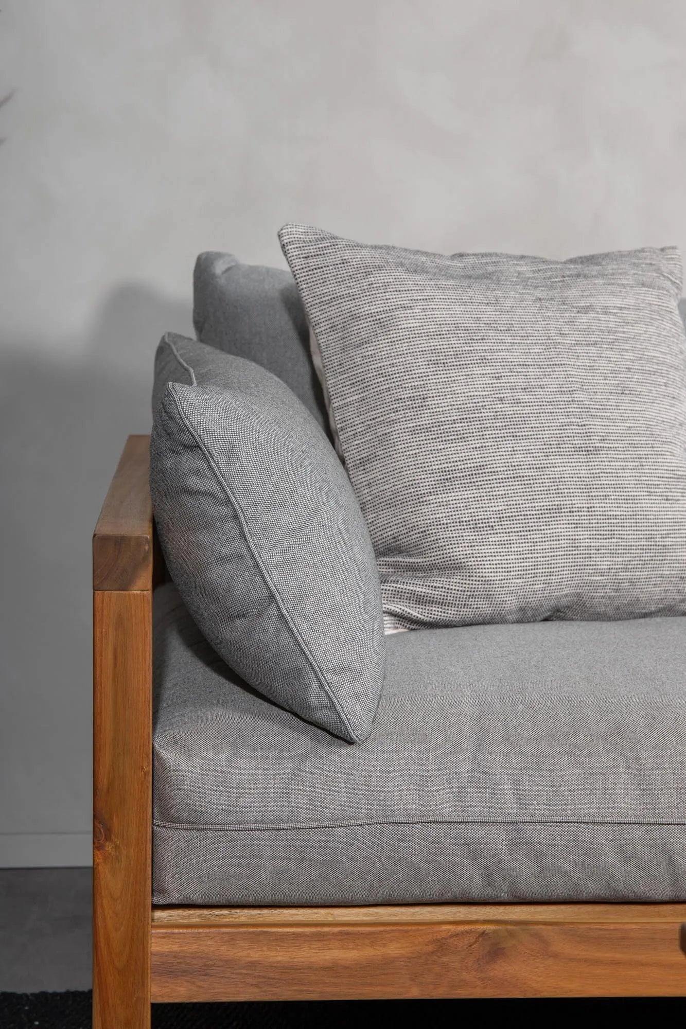 Marion 2 Sitzer Sofa in Natur präsentiert im Onlineshop von KAQTU Design AG. Lounge Sofa ist von Venture Home