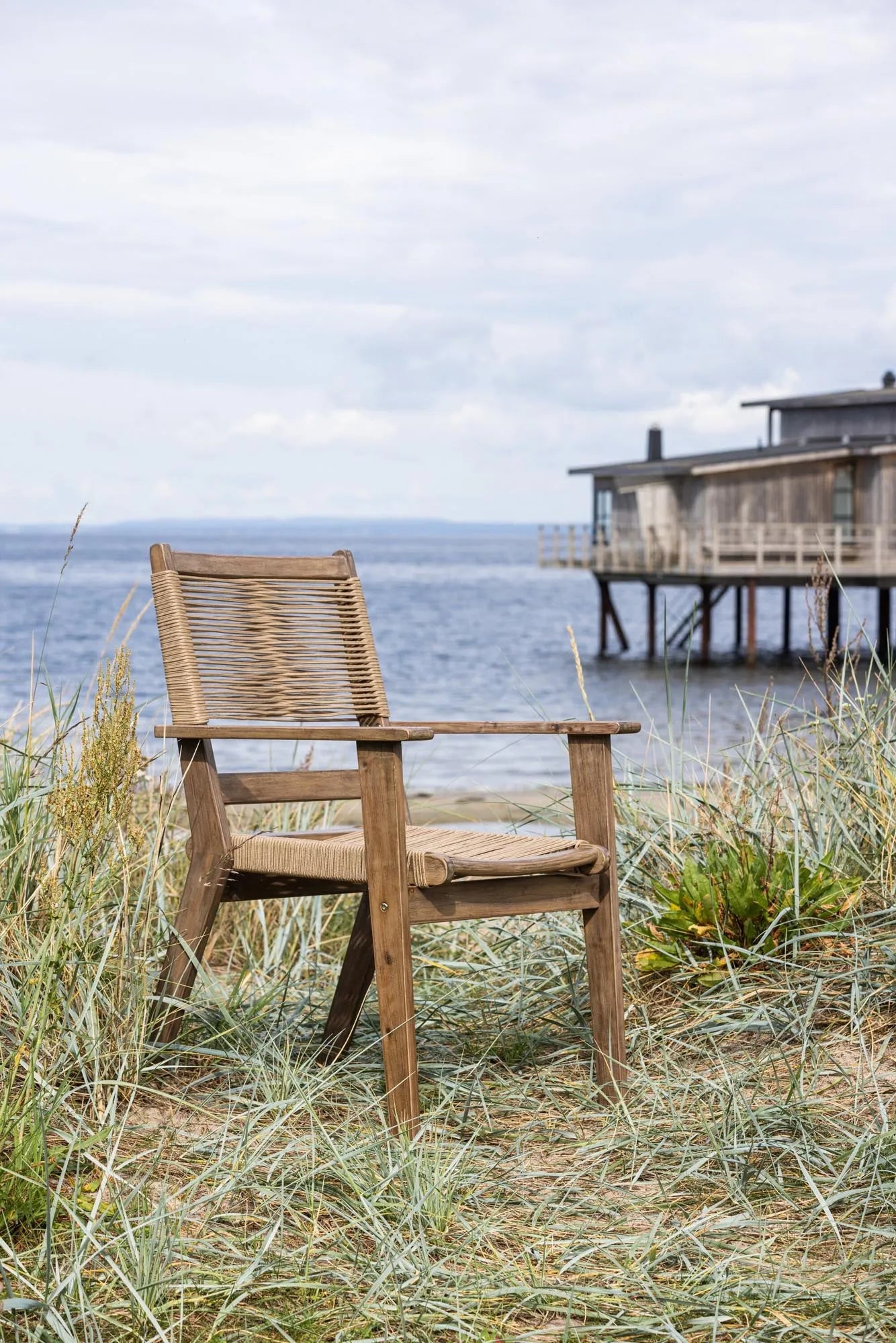 Peter Esszimmerstuhl in Braun präsentiert im Onlineshop von KAQTU Design AG. Gartenstuhl mit Armlehne ist von Venture Home