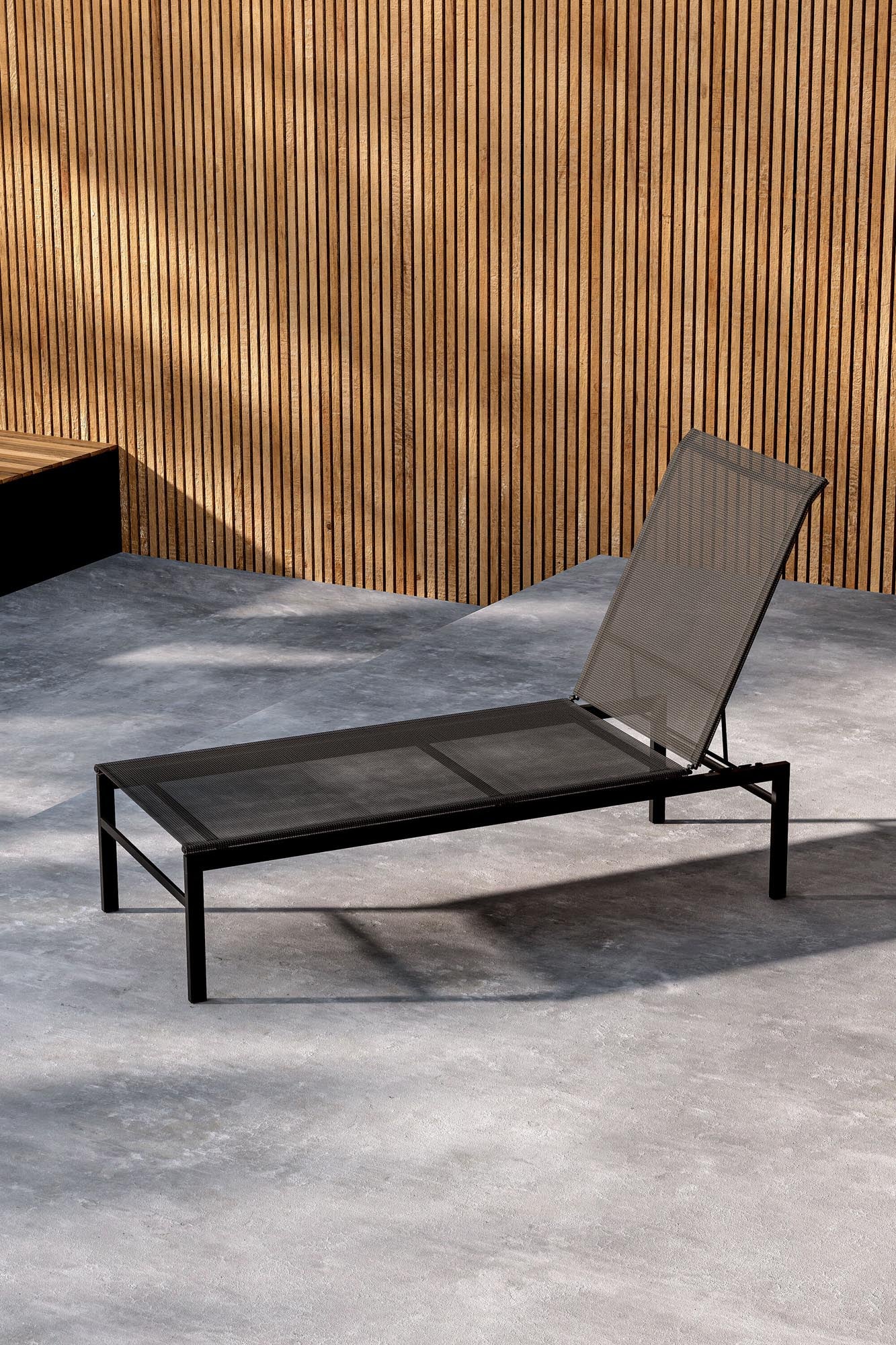 Massimo Sonnenlounge in Black präsentiert im Onlineshop von KAQTU Design AG. Liegestuhl ist von Venture Home