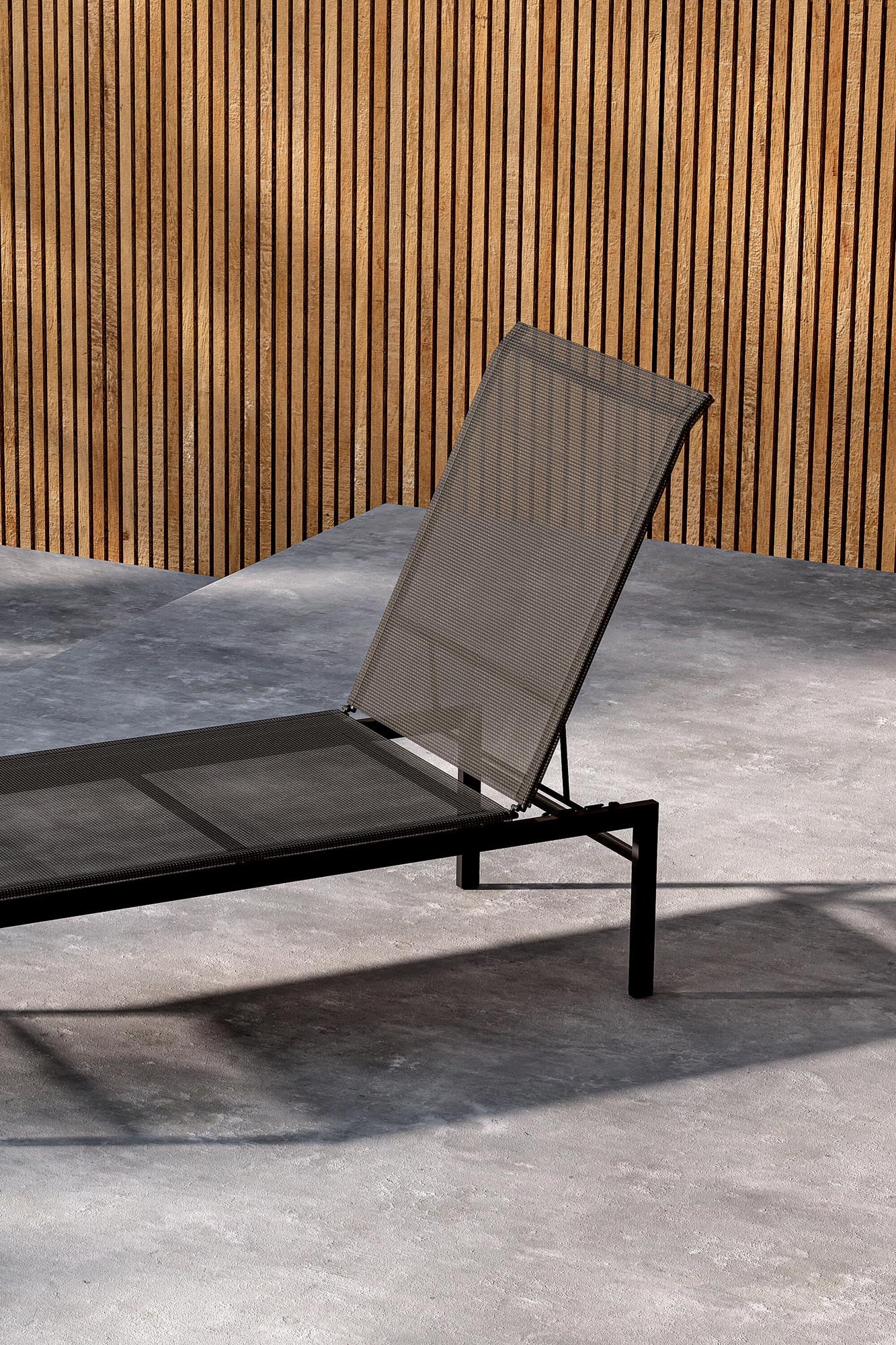 Massimo Sonnenlounge in Black präsentiert im Onlineshop von KAQTU Design AG. Liegestuhl ist von Venture Home