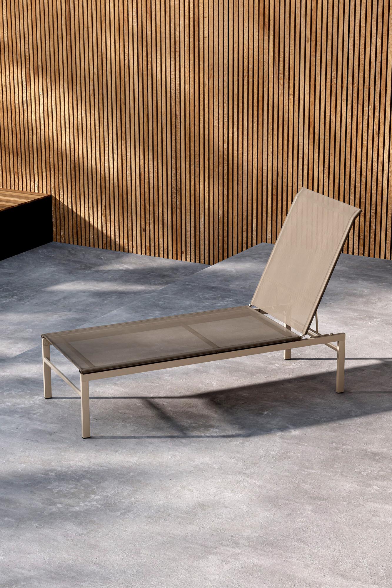 Elegante Massimo Sonnenlounge: Stabiler Stahlrahmen, wetterfester Textilsitz, verstellbare Rückenlehne. Perfekt für stilvolles Outdoor-Wohnen.