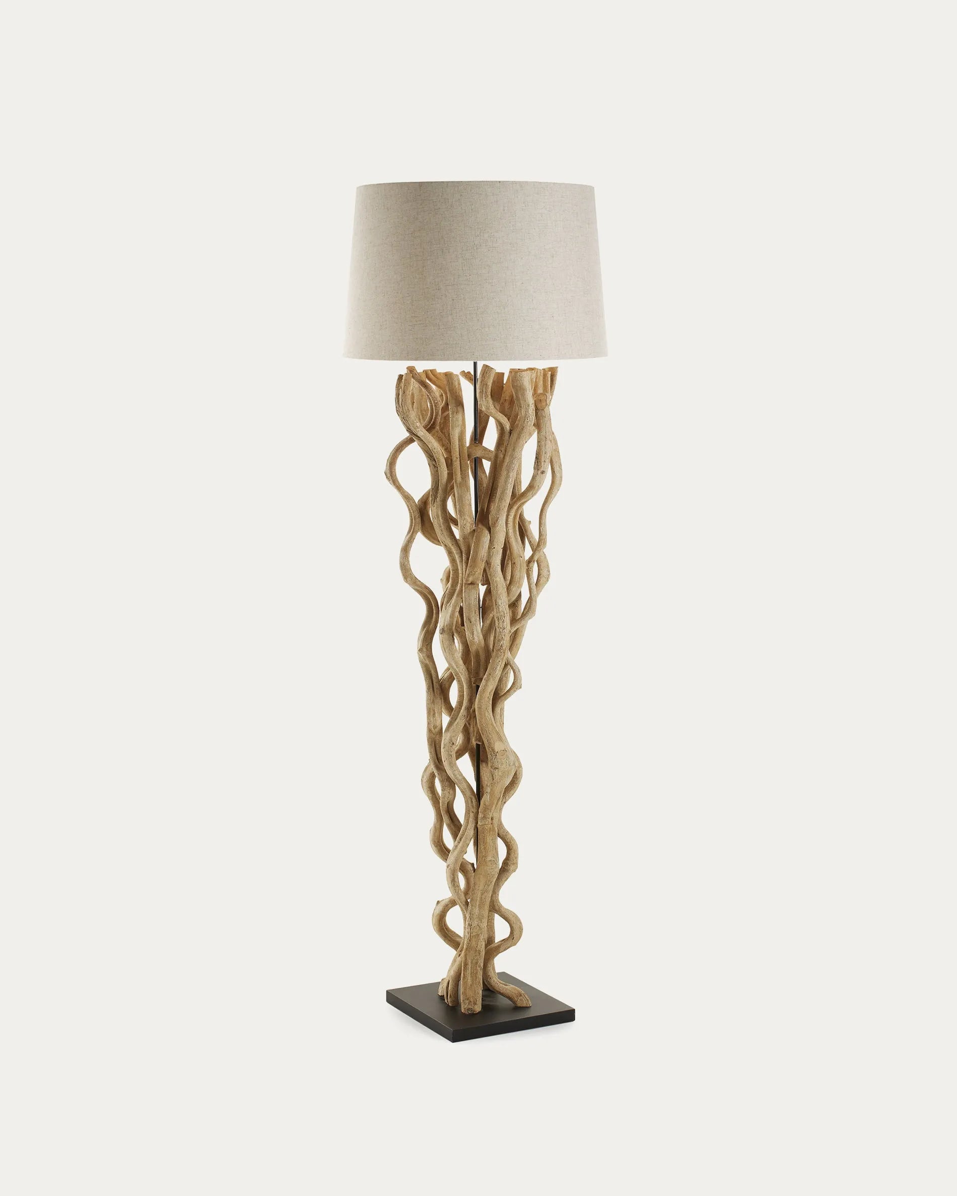 Elegante Nuba Stehlampe von Kave Home: Nachhaltiges Design mit recyceltem Holz und Baumwollschirm für warmes Ambiente.