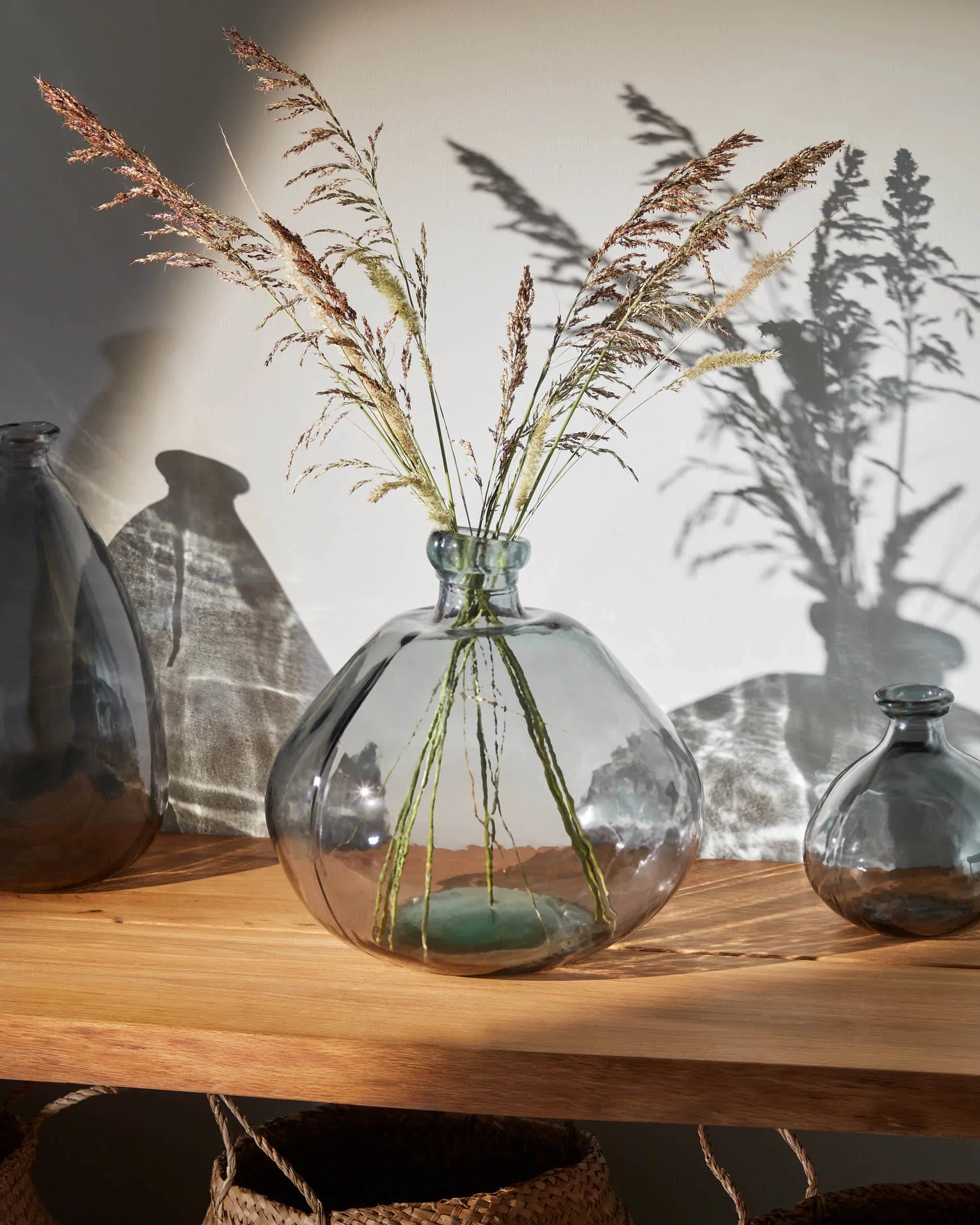 Die Brenna Vase von Kave Home: Elegantes, blaues Glasdesign, ideal für üppige Blumensträuße und stilvolle Raumakzente.