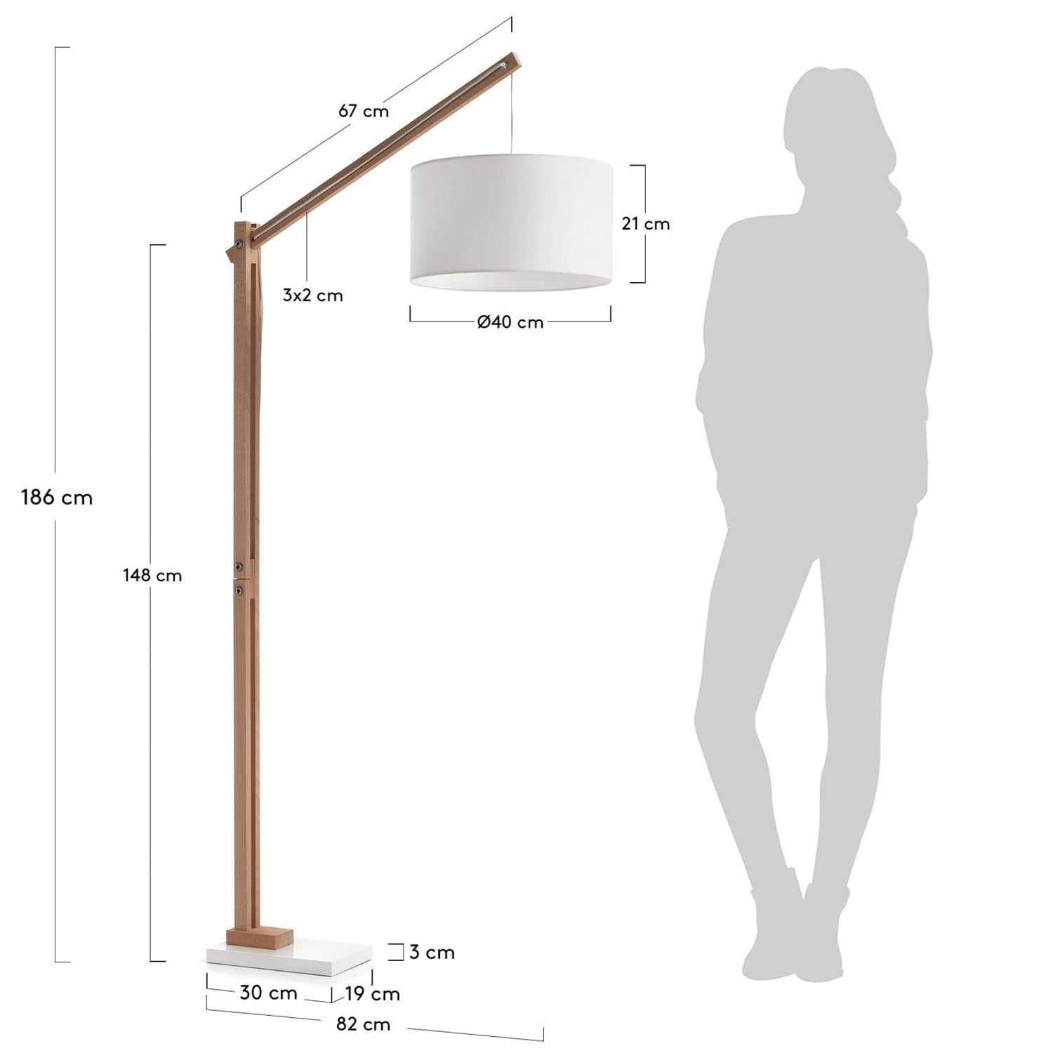 Stehlampe Riaz aus massiver Buche mit weißem Lampenschirm in Weiß, Braun präsentiert im Onlineshop von KAQTU Design AG. Lampenschirm ist von Kave Home